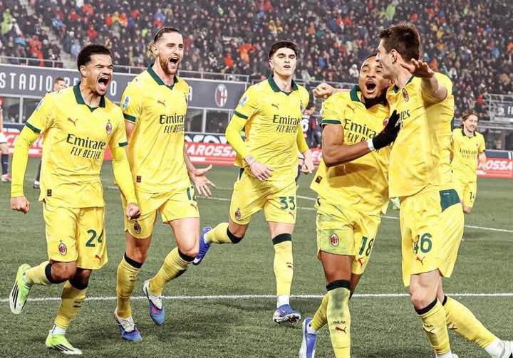 Christopher Nkunku usai mencetak gol bagi AC Milan, bersama rekan-rekannya.