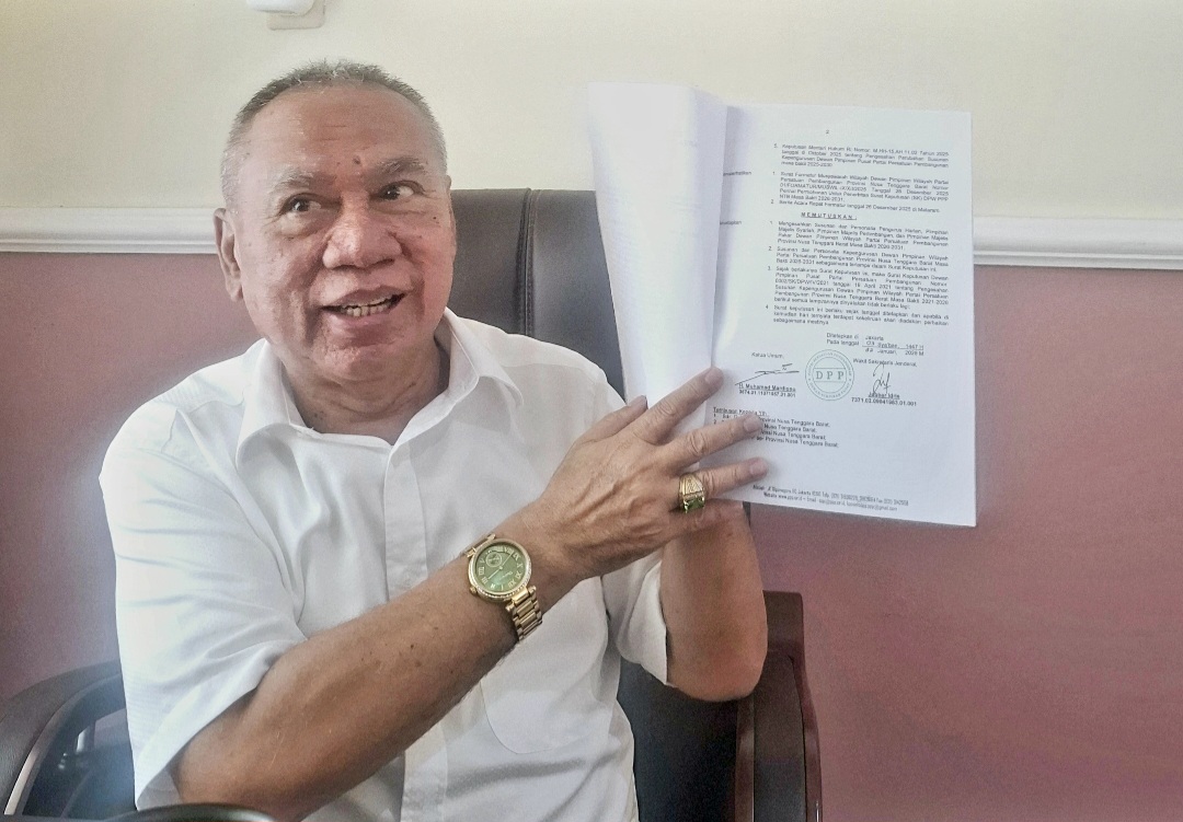 Ketua DPW PPP NTB H Muzihir menunjukkan SK DPW PPP NTB Jika ada DPC tidak akui kepengurusan ia meminta keluar dari PPP.