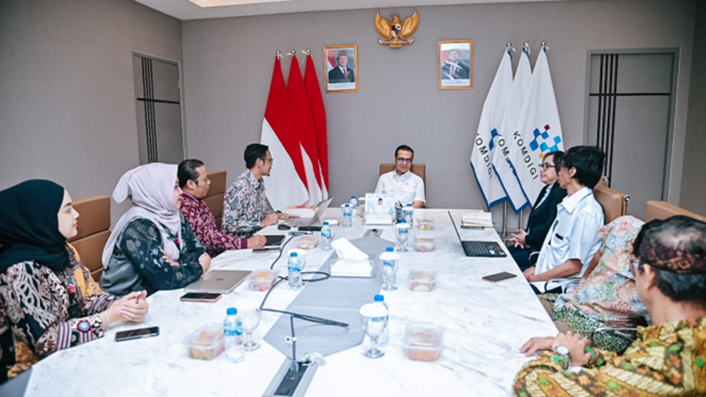 Wamenkomdigi Nezar Patria saat menerima audiensi Tim Riset Digital Culture & New Media Studies Lab Telkom University di Kantor Kementerian Komdigi, Jakarta Pusat, Selasa (3/2/2026).