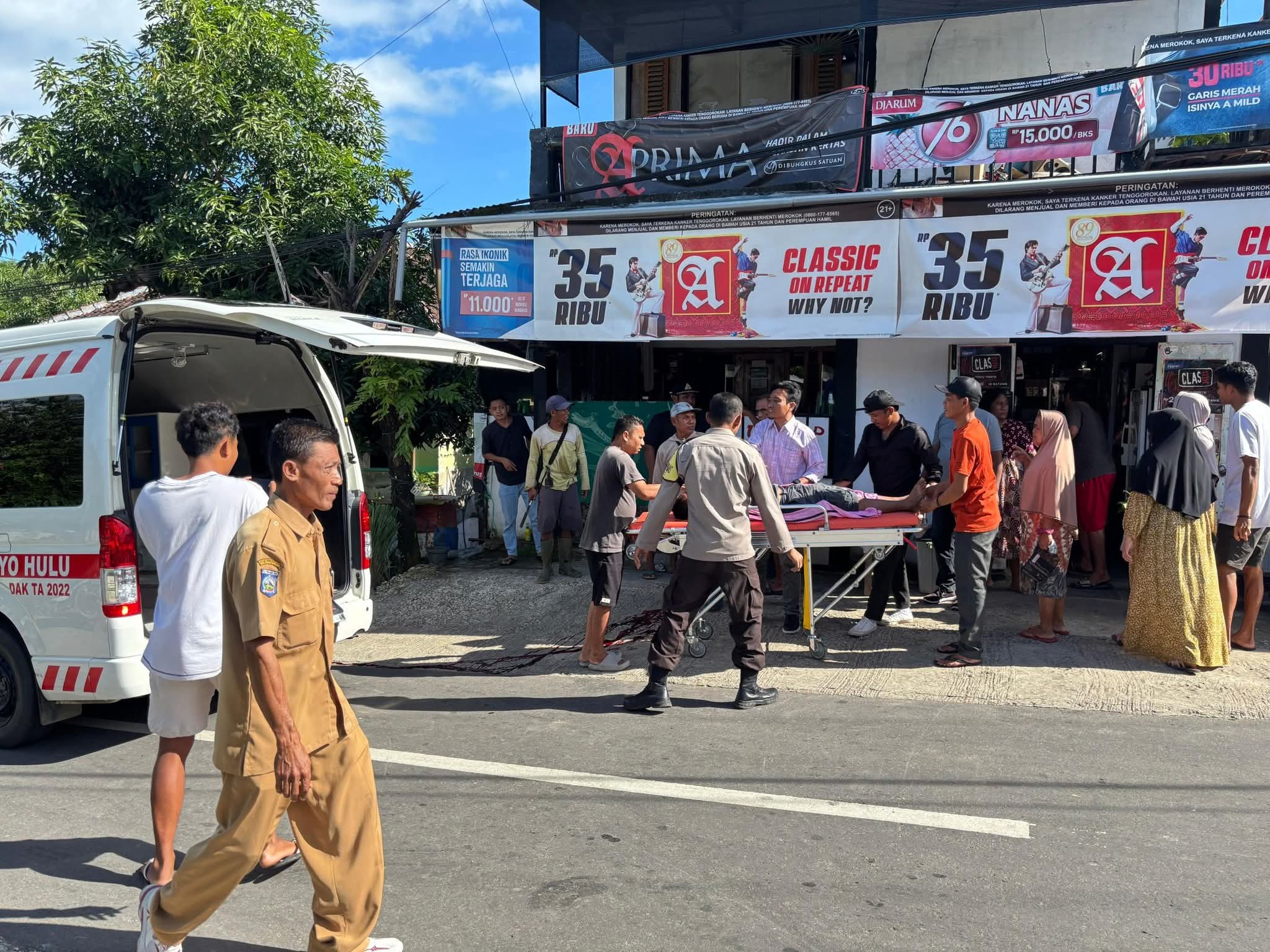 Jenazah korban AS dievakuasi usai ditebas pelaku Adi di depan Kios Airin, tepat berhadapan dengan SDN 2 Sebasang Ketanga, Selasa (3/2).