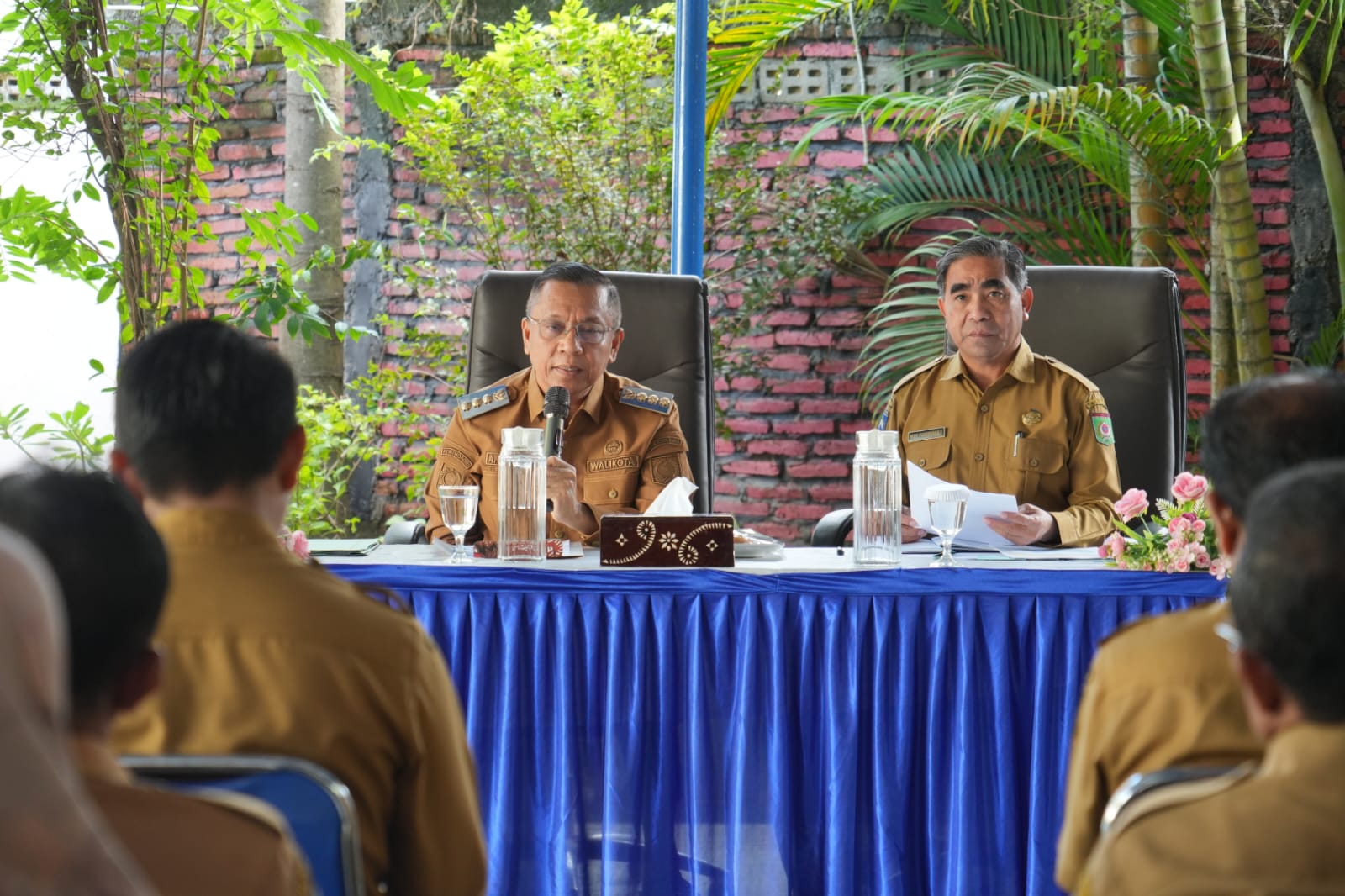 Wali Kota Bima HA Rahman H Abidin (kiri) didampingi Sekda Muhammad Fakhrunraji memimpin rakor, Selasa (3/2).