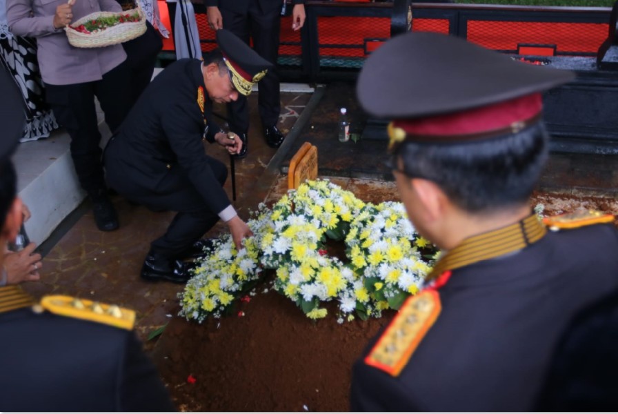 PENGHORMATAN TERAKHIR: Kapolri Jenderal Listyo Sigit Prabowo menaburkan bunga di atas makam Meriyati Roeslani yang dikebumikan di TPBU Giritama, Tajurhalang, Kabupaten Bogor, Rabu (4/2).