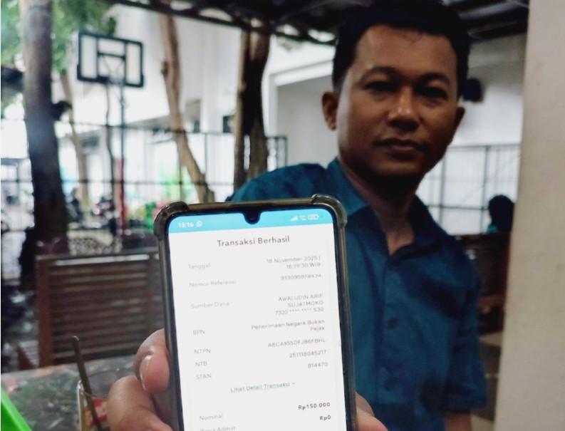 PENIPUAN: Kasi Intel Kejari Semarang Lilik Haryadi menunjukkan bukti transfer salah seorang korban penipuan tilang, Rabu (4/2).