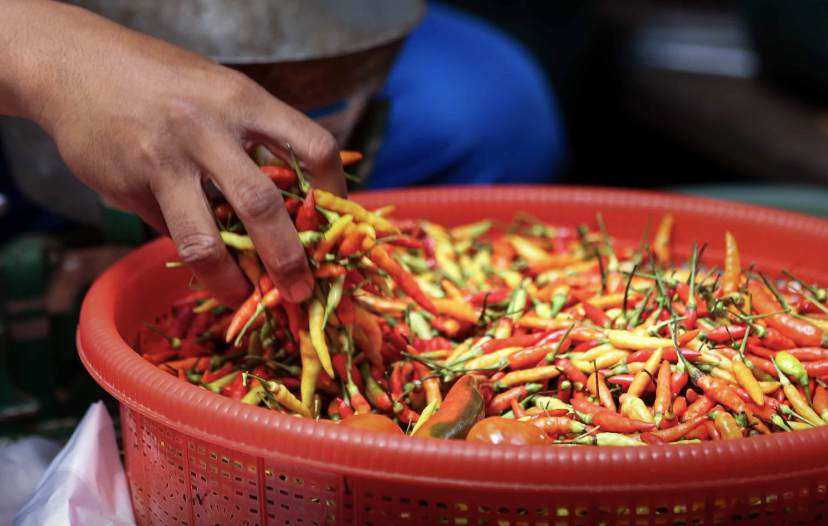 Harga cabai makin naik. Masyarakat Kota Mataram mulai mengeluhkan lonjakan harga kebutuhan pokok.