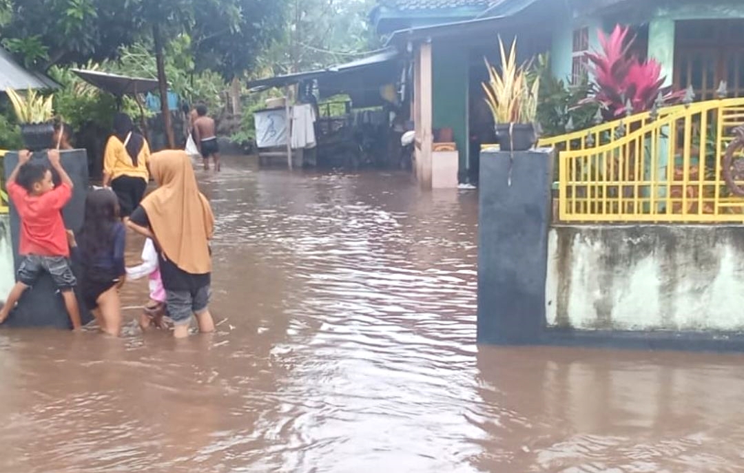 BENCANA: Rumah warga terendam banjir di Desa Oi Saro, Kecamatan Sanggar, dan Desa Soro, Kecamatan Lambu, Kabupaten Bima, akhir Januari lalu.