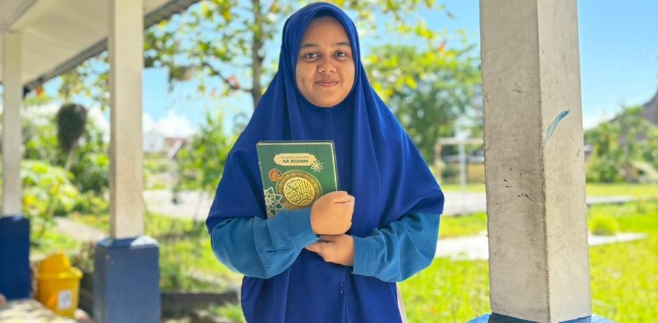 Fatimah Zed Sanad, siswa SMPN 23 Mataram meraih juara umum di sekolah sejak duduk di bangku kelas VII dan fafal lima juz.