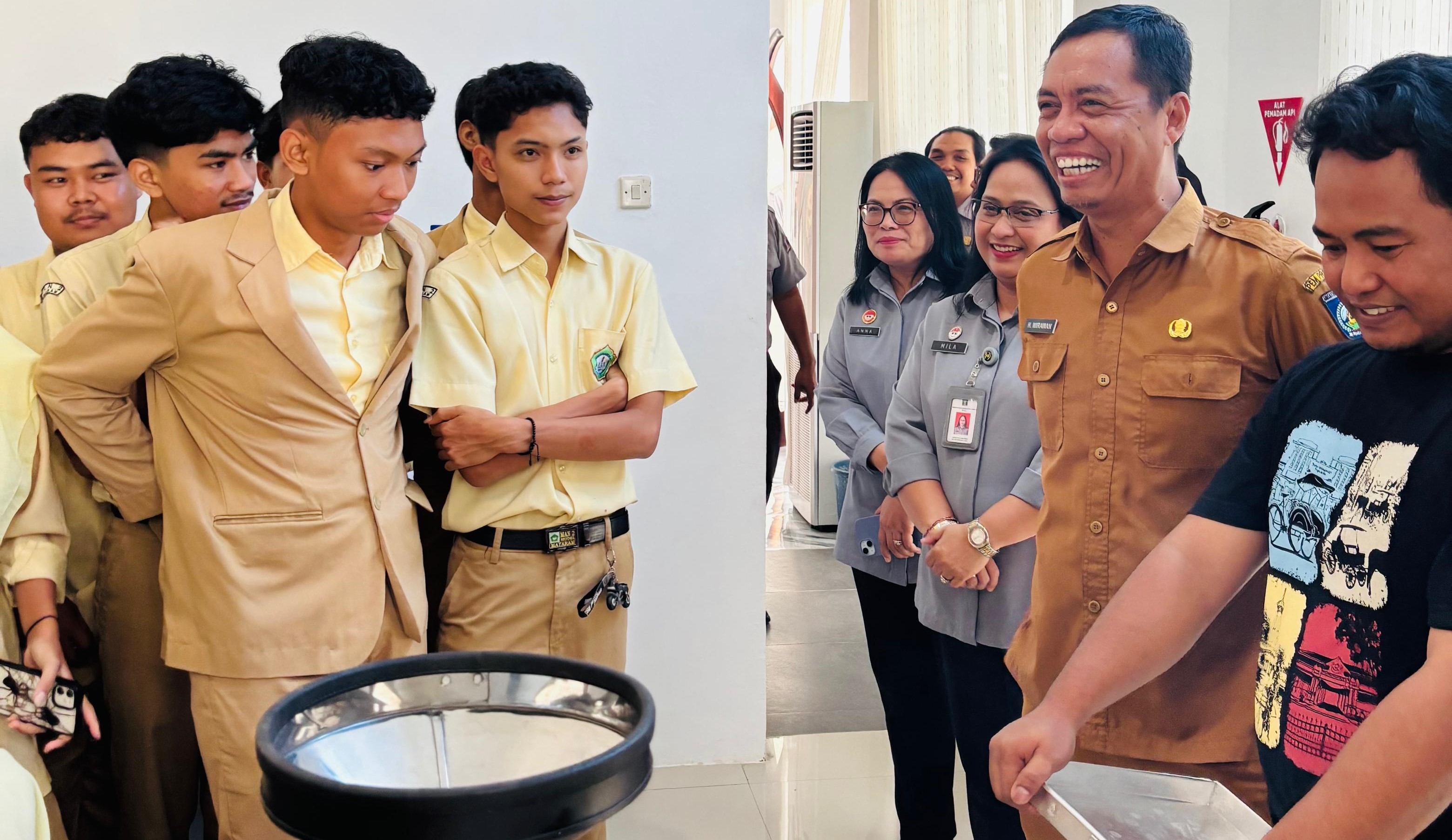 Siswa MAN 2 Mataram belajar wirausaha di PLUT KUMKM NTB, belum lama ini. MAN 2 Mataram outing class ke PLUT KUMKM NTB, latih siswa jadi wirausaha muda.