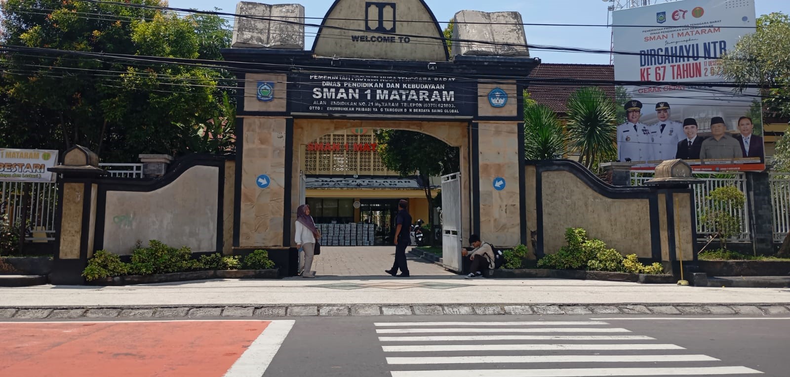 Seorang siswa SMAN 1 Mataram menunggu jemputan saat jam pulang sekolah, pekan lalu. Perda BPP NTB belum disahkan, ekstrakurikuler dan honor PPPK tersendat.