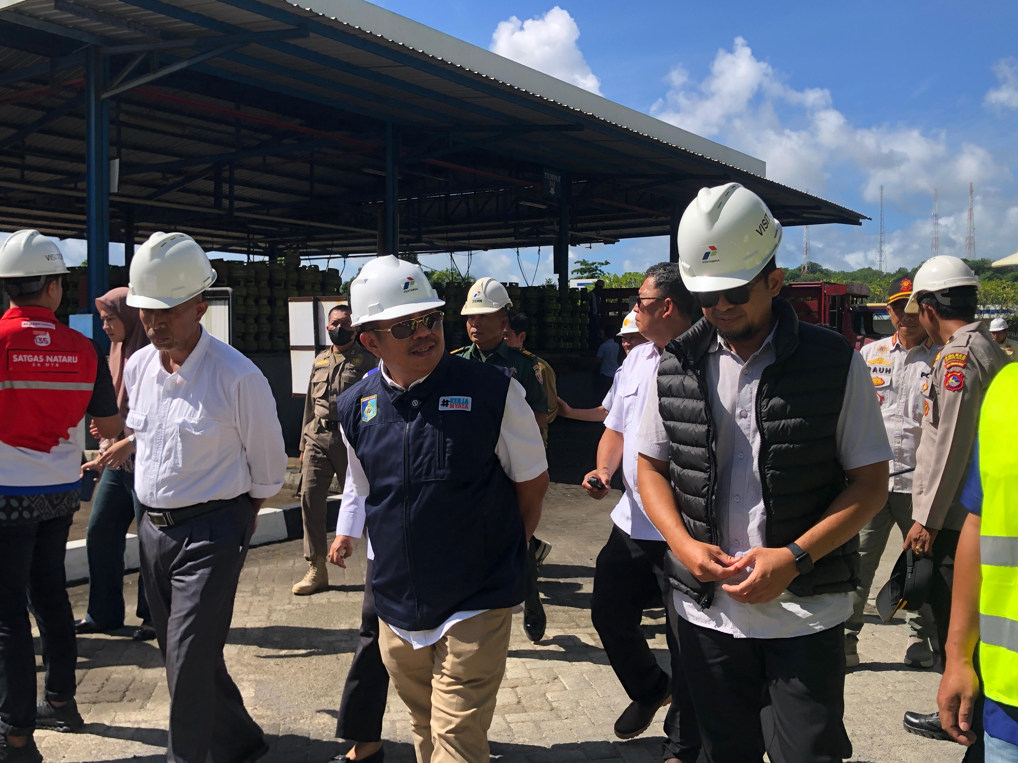 Bupati Lombok Barat Lalu Ahmad Zaini saat sidak ke SPPBE PT Om Agus yang ada di Lembar, Rabu (4/2).