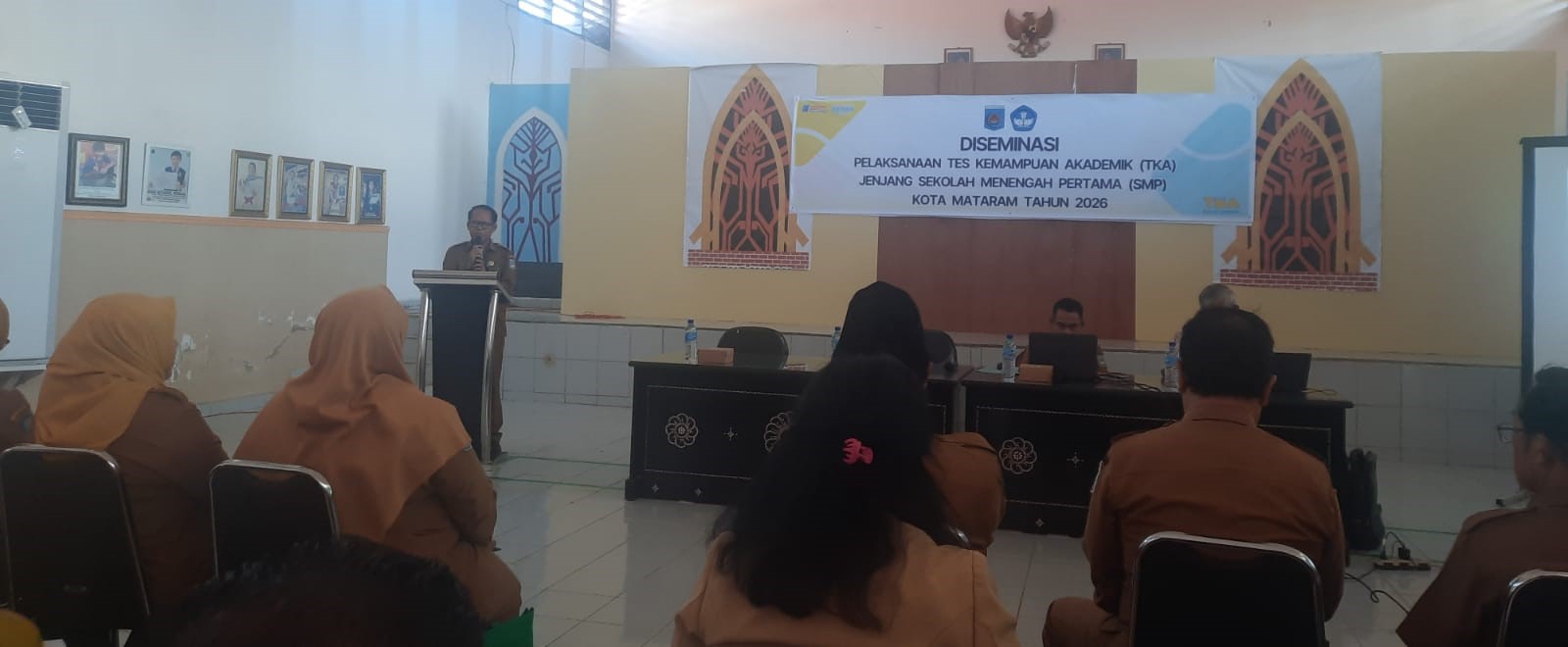 Puluhan kepala SMP mengikuti diseminasi TKA di aula Dinas Pendidikan Kota Mataram, Selasa (3/2). Siswa kelas akhir SMP di Mataram wajib ikut TKA.