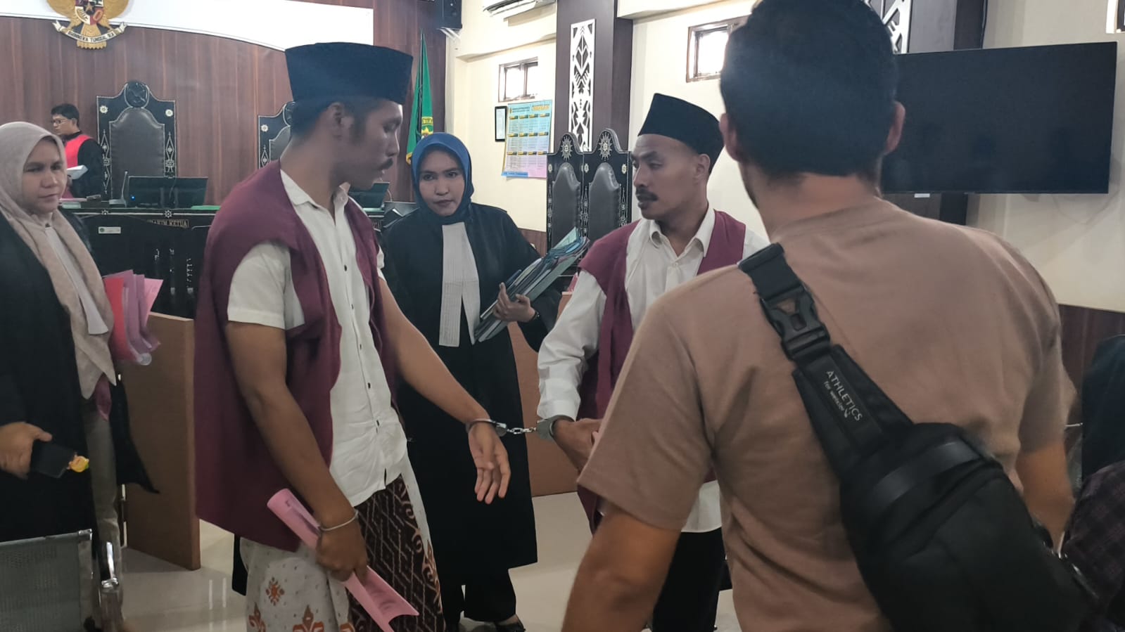 TUNTUTAN: Dua terdakwa pembunuhan warga Spanyol, Suhaeli dan Heri berjalan ke luar ruang sidang usai mendengarkan pembacaan tuntutan dari JPU di PN Mataram, Rabu (4/2).