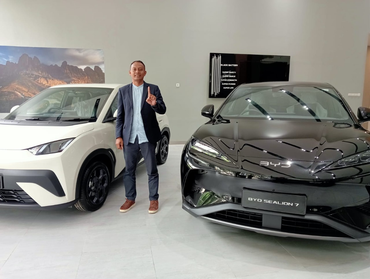 Meski belum melaksanakan seremoni Grand Opening, dealer BYD Harmony Lombok dilaporkan langsung dibanjiri pesanan.