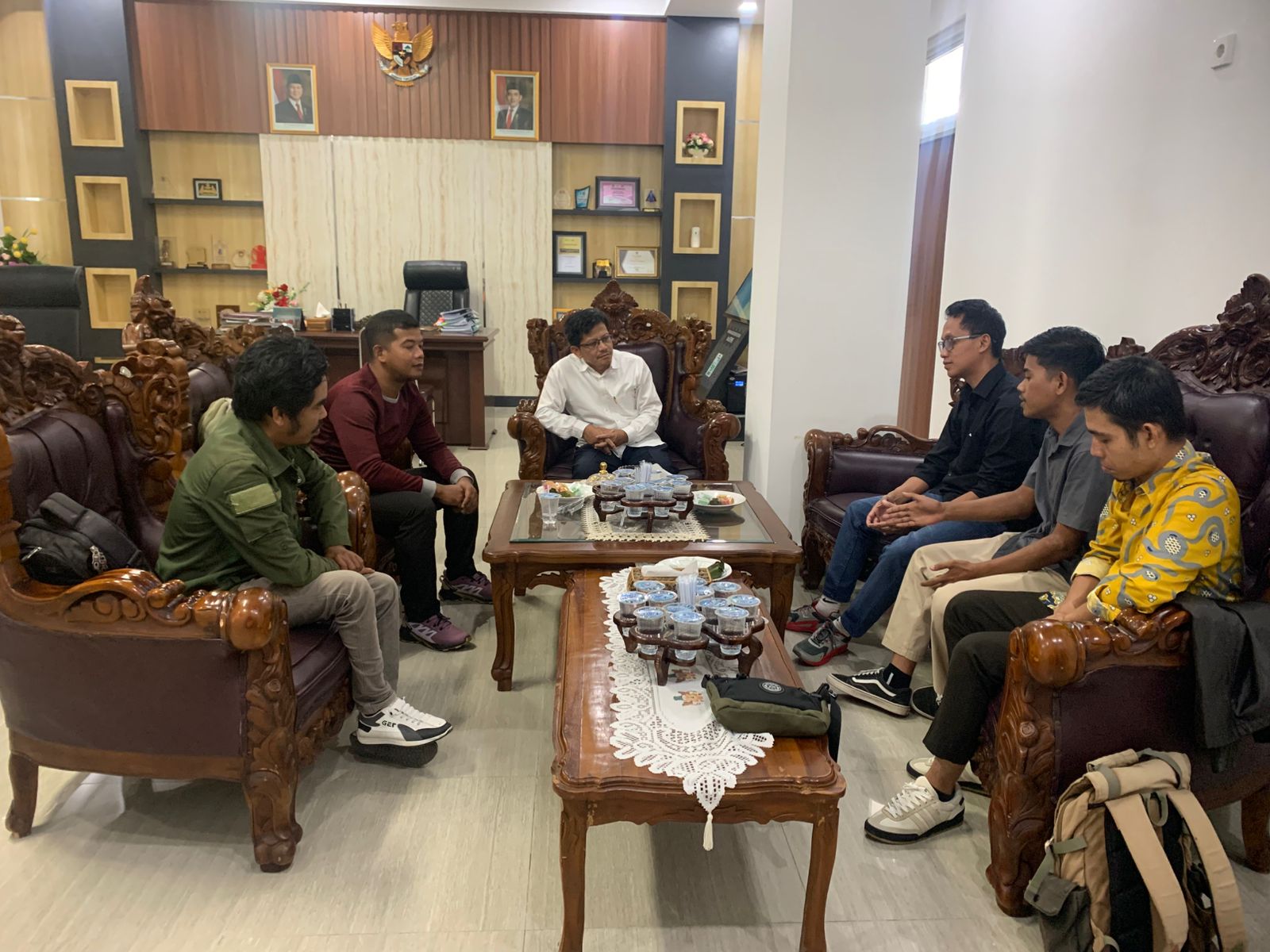 Sekda KLU Sahabuddin (tiga dari kiri), menerima silaturahmi pengurus DRC, di ruang kerjanya