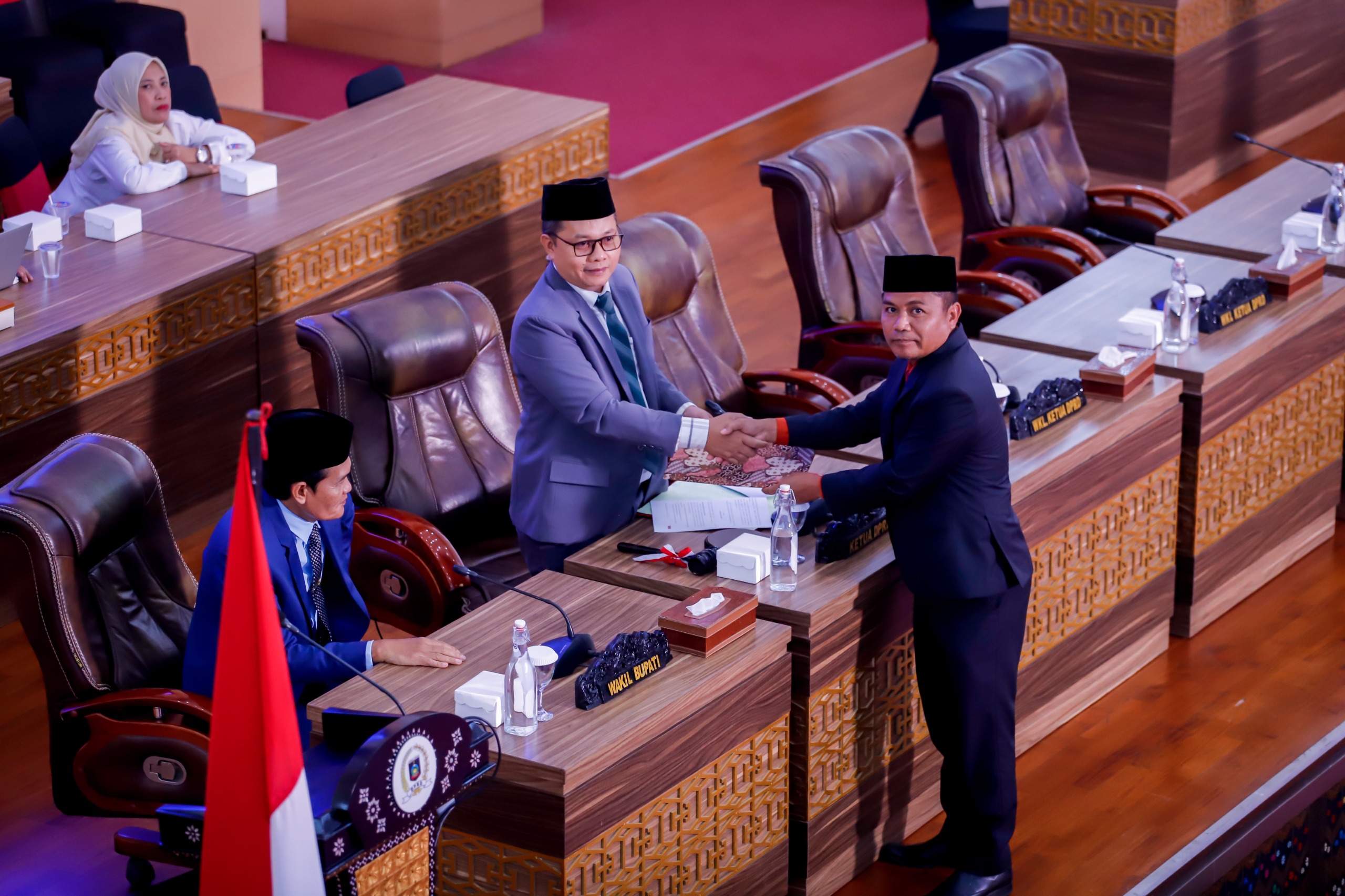 Juru Bicara Pansus I DPRD Lombok Tengah Sugiarto menyerahkan hasil laporan tiga ranperda usul DPRD kepada pimpinan sidang atau Wakil Ketua I DPRD Lombok Tengah Lalu Akhyar, Rabu (4/2).