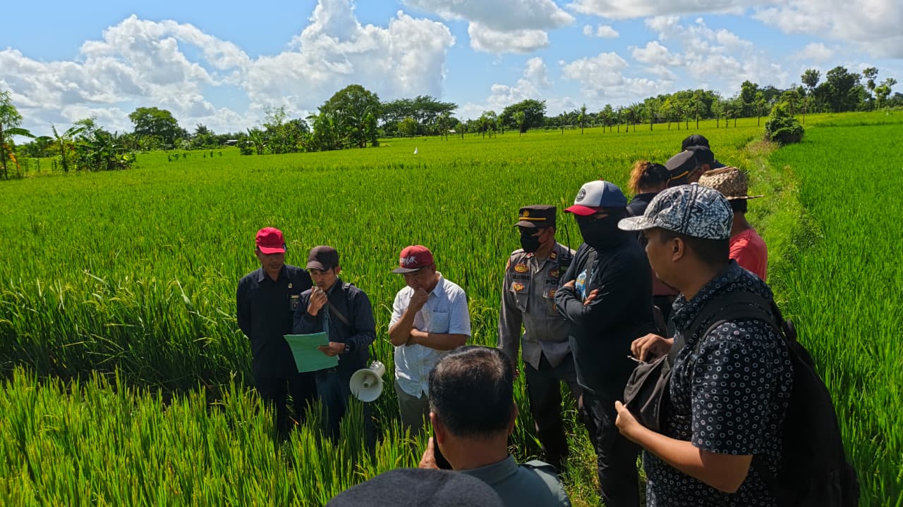 Pengadilan Agama Praya Kelas IB Lombok Tengah melakukan eksekusi objek sengketa di Desa Gapura, Kecamatan Pujut, Rabu (4/2). Proses eksekusi yang berjalan tanpa hambatan ini dikawal ketat kepolisian.