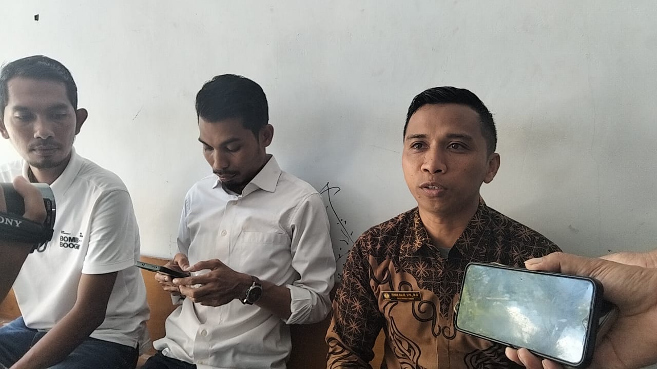BERI PENJELASAN: Pihak Rektorat UNBIM saat memberikan keterangan kepada wartawan, Rabu (4/2).