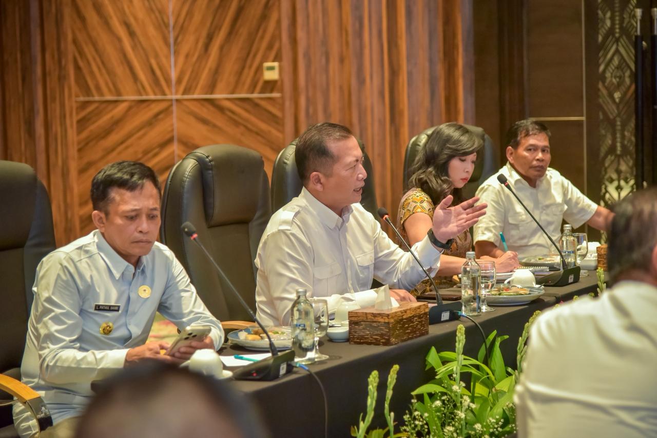 RAKOR: Gubernur NTB Lalu Muhammad Iqbal bersama Direktur Utama InJourney Maya Watono Maya saat menggelar rapat koordinasi di Hotel Lombok Astoria Mataram, Rabu (2/4).