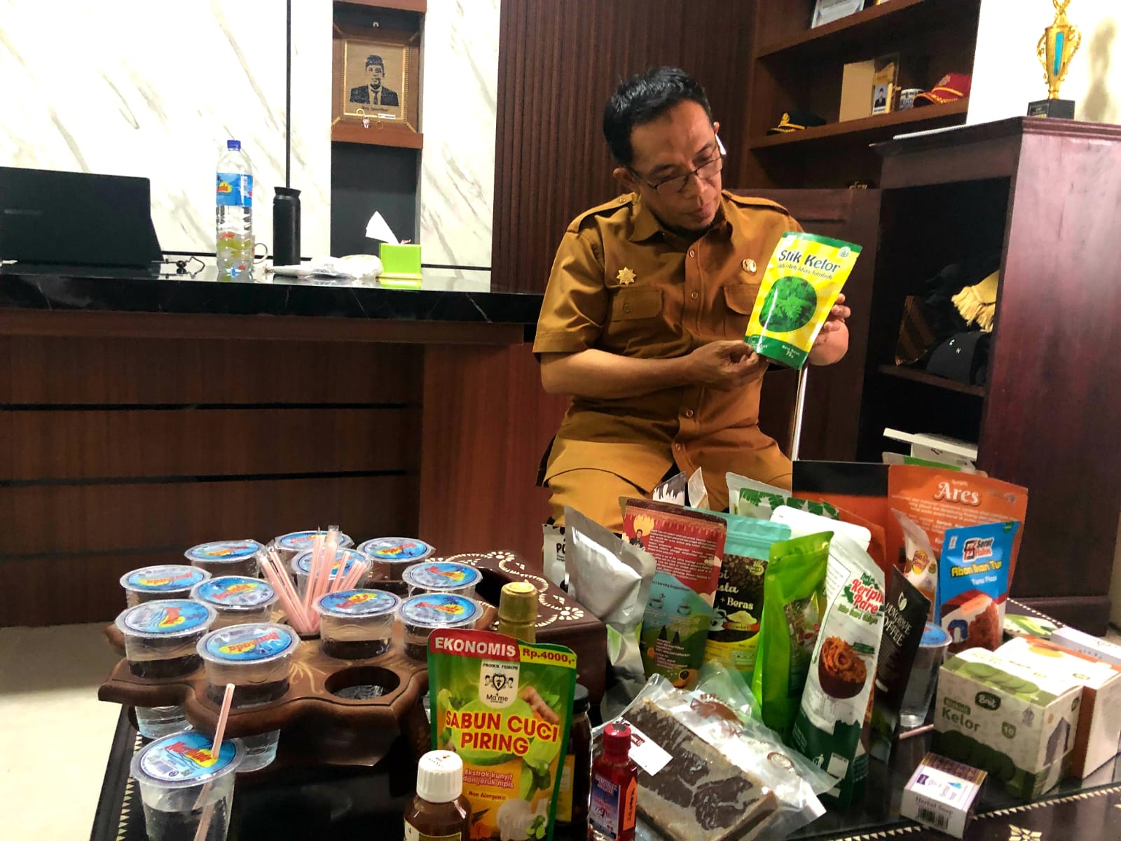WAJIB DIAKOMODIR: Kepala DPMPTSP Lobar Heri Ramadan menunjukkan produk UMKM yang siap masuk ritel modern.