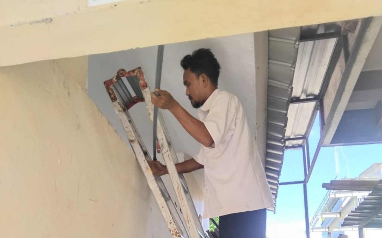 Tim Sarpras SMAN 9 Mataram melakukan perbaikan menyeluruh pada instalasi pipa yang menghubungkan mesin pompa ke tandon utama, Selasa (4/2).