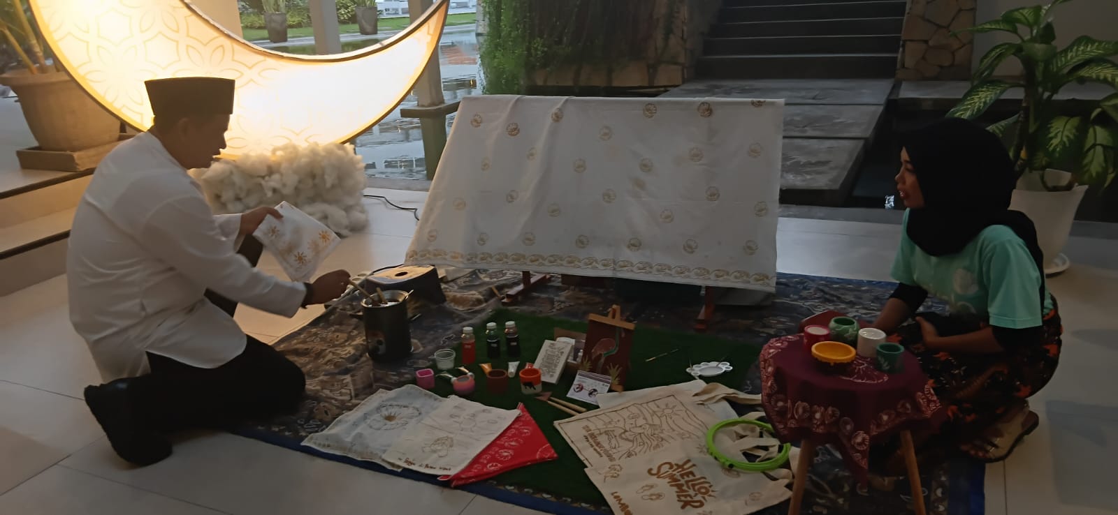 General Manager Aruna Senggigi Resort & Convention Yeyen Heryawan (kiri) saat mencoba membatik di Batik Corner Lobby Aruna Senggigi, Kamis (5/2). Pojok membatik akan hadir satu bulan penuh Ramadan.