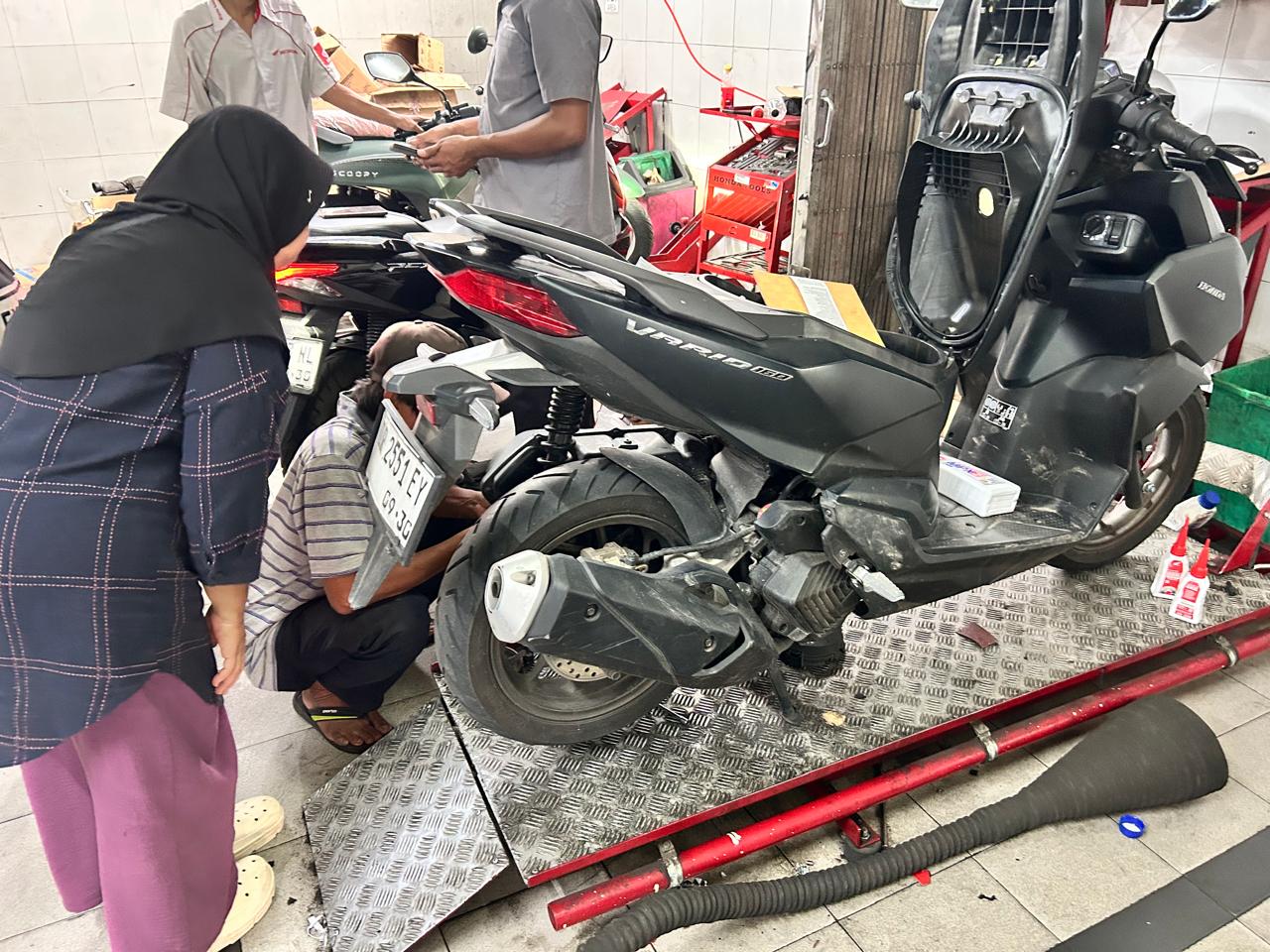 Pengecekan berkala dilakukan oleh salah satu konsumen pengguna Honda Vario 160 di bengkel AHASS Brawijaya belum lama ini. Konsumen dapat melihat pengerjaan servis secara transparan dan langsung.