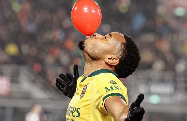 Christopher Nkunku meniup balon usai mencetak gol bagi AC Milan saat menghadapi Bologna.