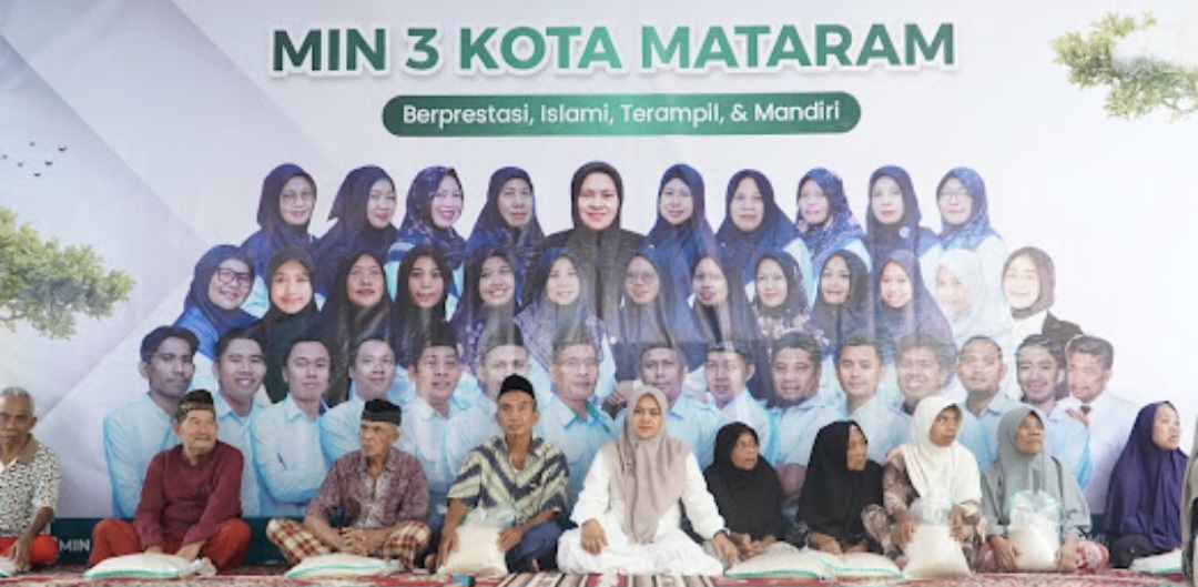 Kepala Sekolah MIN 3 Mataram Khaerun Nisak bersama para lansia yang menerima santunan, Rabu (4/2).