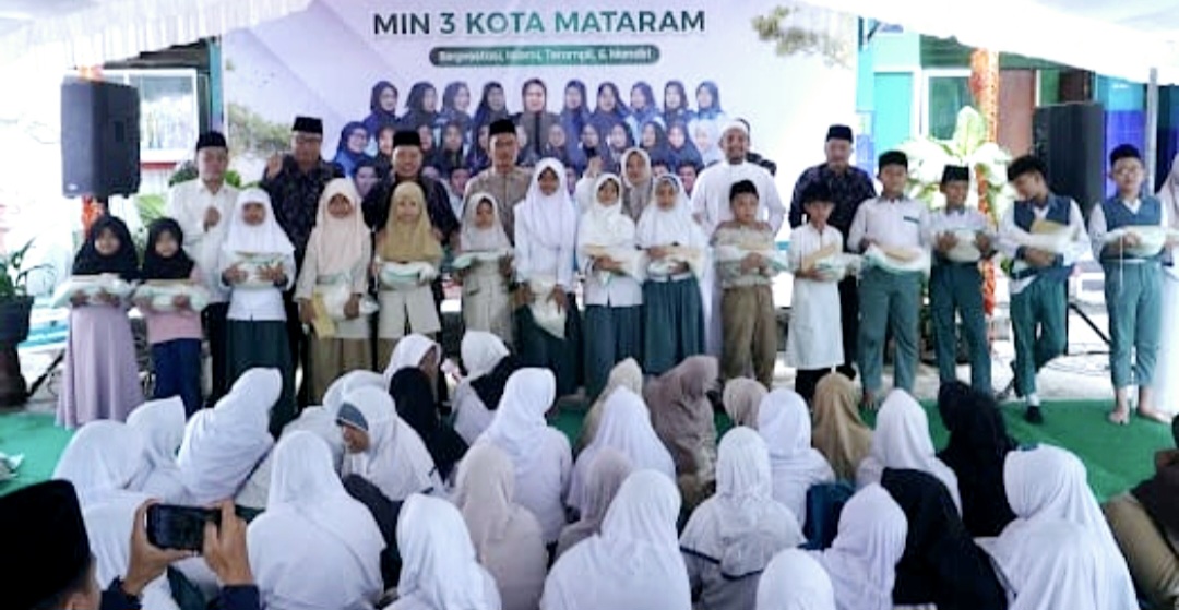 Kepala MIN 3 Mataram Khaerun Nisak dan para guru saat membagikan santunan ke para anak yatim, Rabu (4/2). Momentum ini dalam rangka menyambut bulan suci Ramadan.