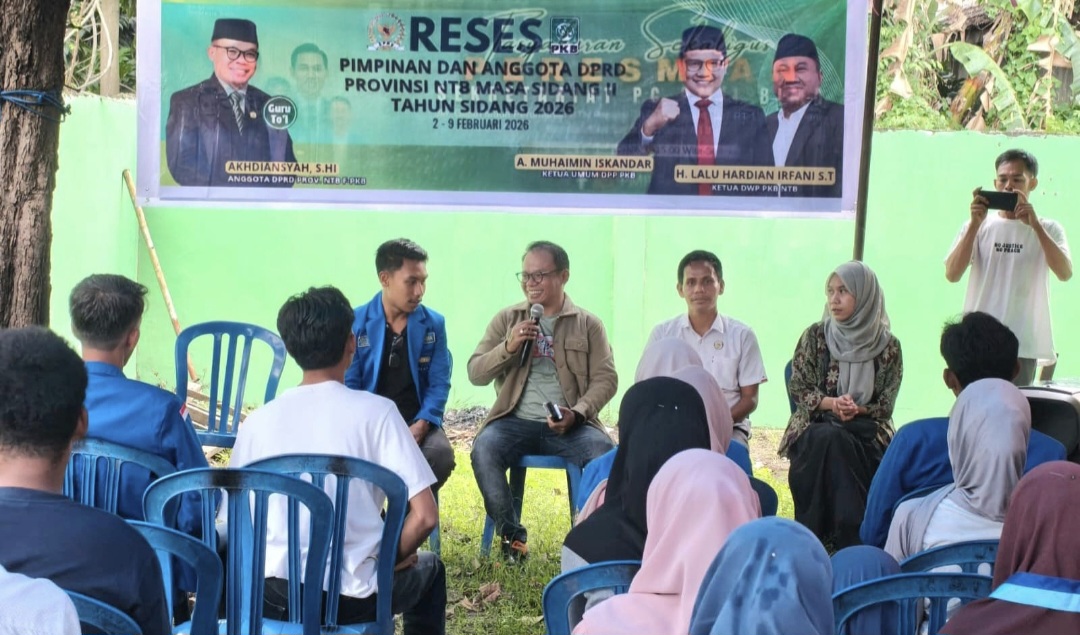 Anggota DPRD NTB Akhdiansyah saat menggelar reses di Kelurahan Sambinae, Kecamatan Raba, Kota Bima, Rabu (4/2). Warga keluhkan sistem penanggulangan bencana saat musim hujan.