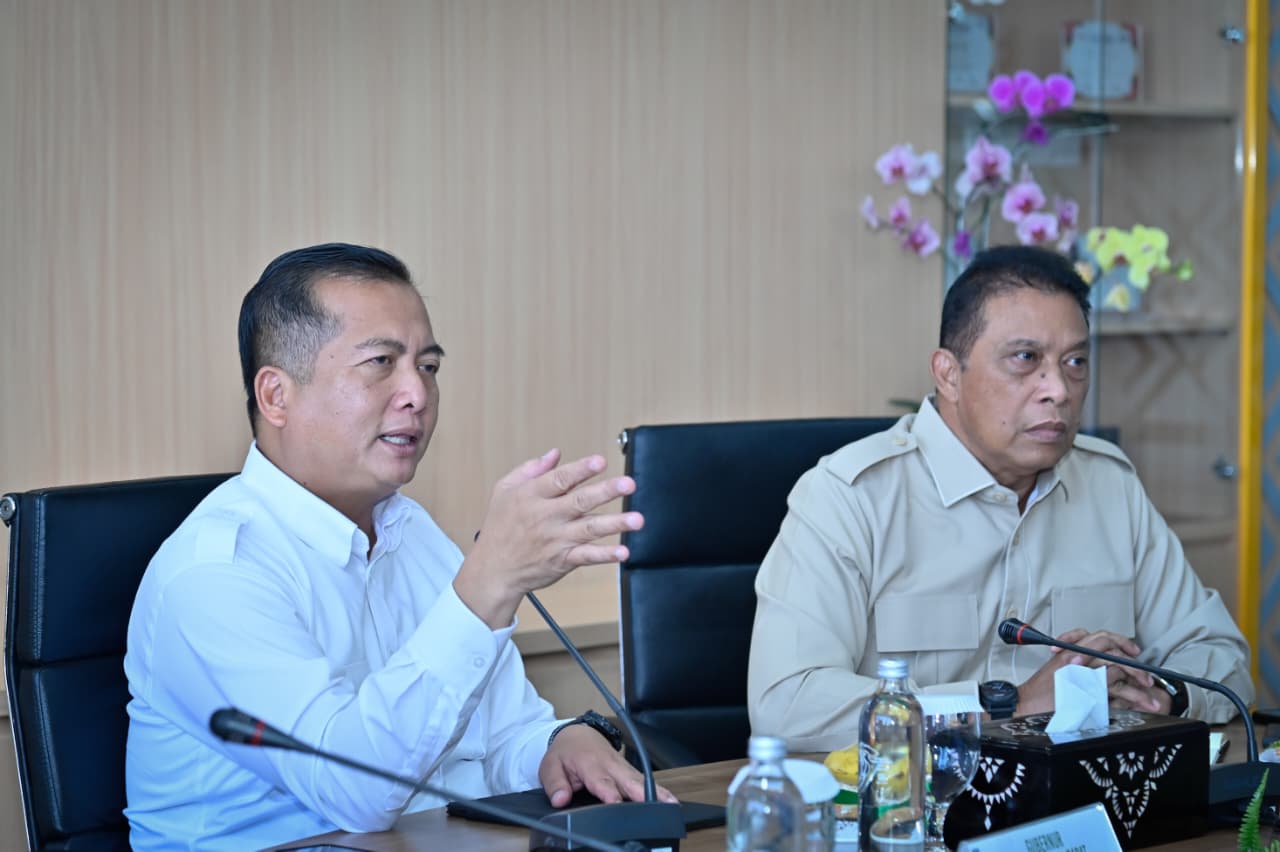 Gubernur NTB Lalu Muhamad Iqbal (kiri) dan Deputi Bidang Pemantauan dan Pengawasan BGN Letjen TNI (purn) Dadang Hendrayudha (kanan) saat rakor MBG, di Mataram, Rabu (4/2).