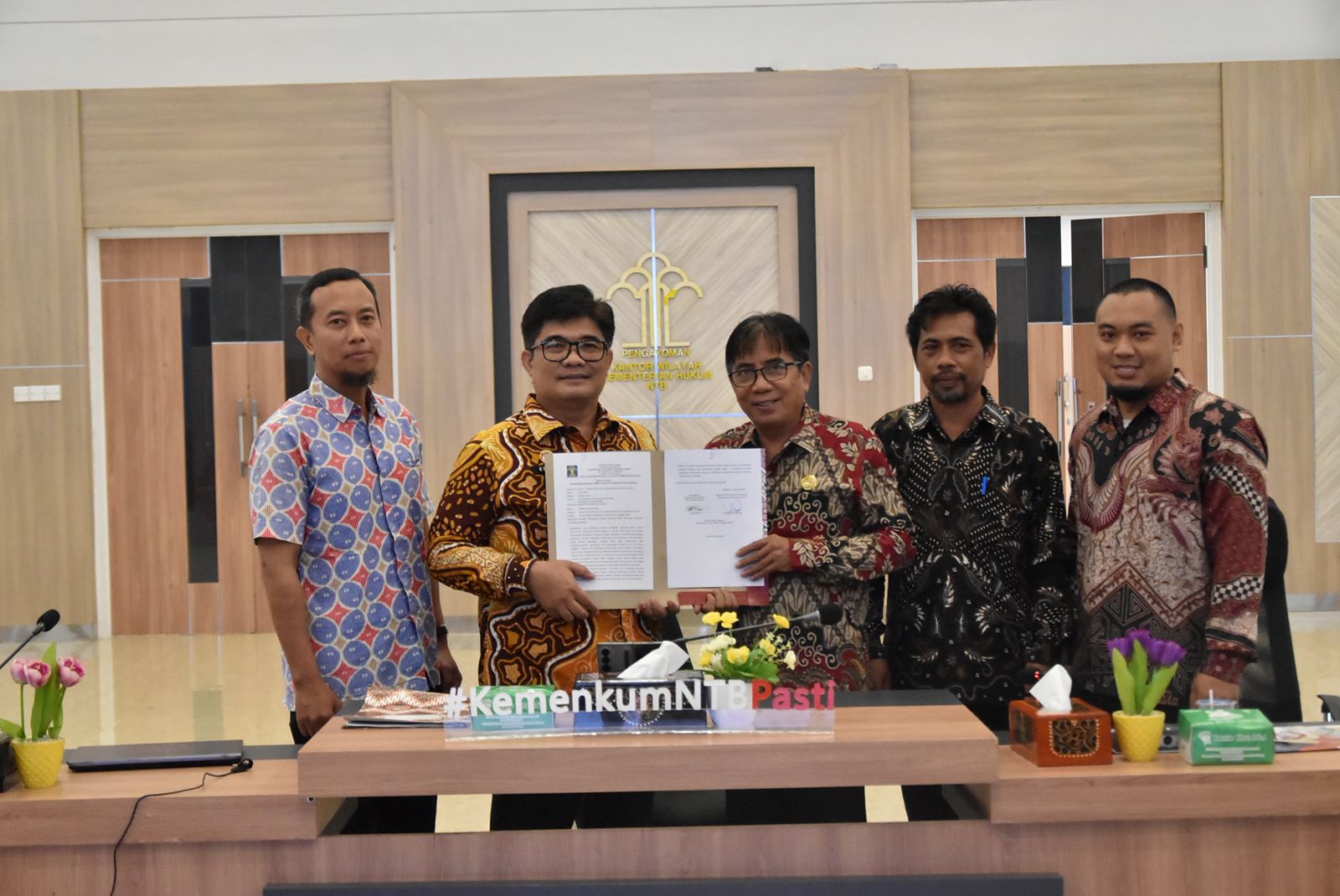 Kepala Divisi Perundang-undangan Kanwil Kemenkum NTB Edward James Sinaga, pimpin rapat harmonisasi Raperbup perubahan struktur organisasi di Sumbawa Barat.