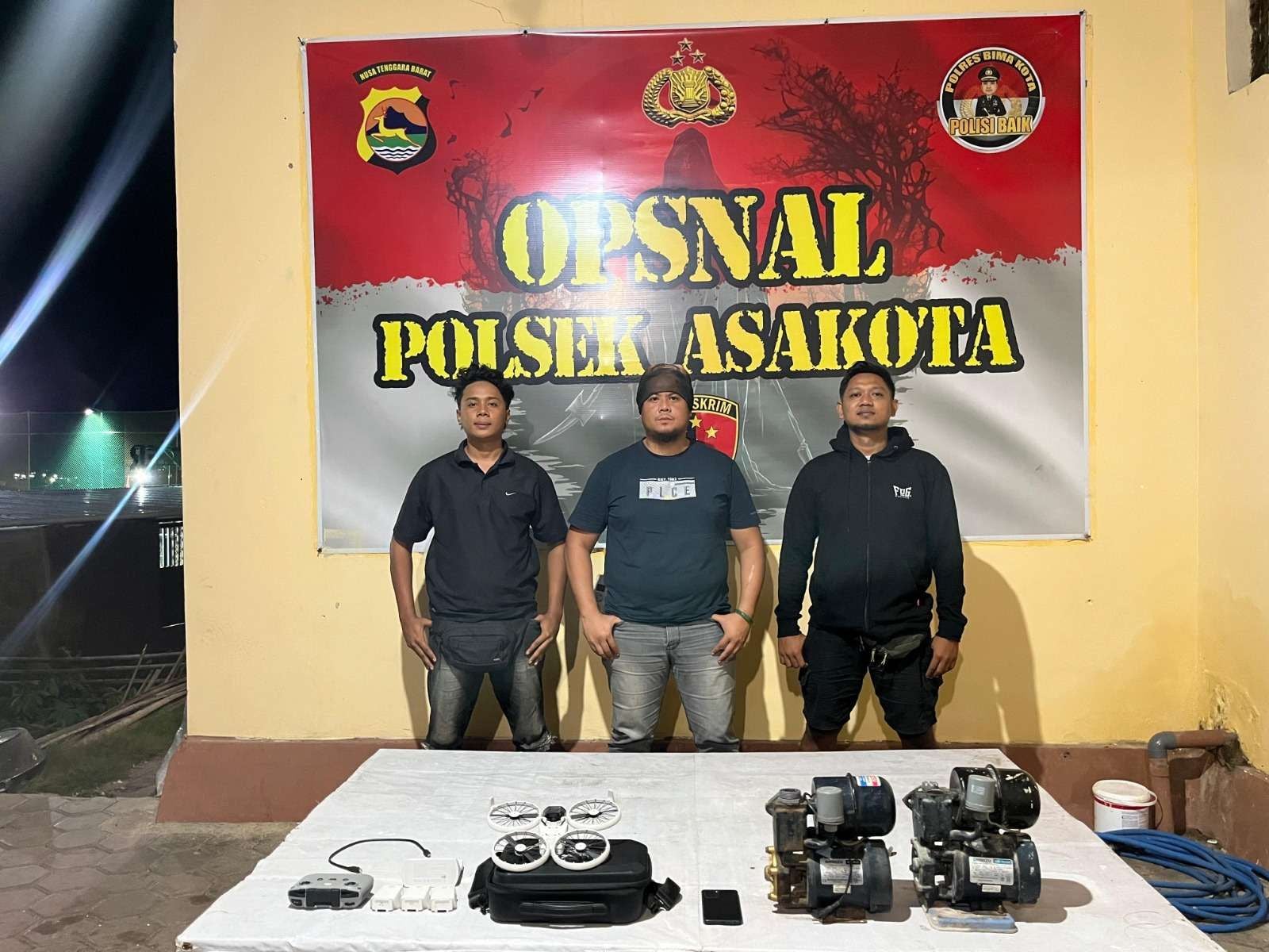 Anggota Polsek Asakota mengamankan barang bukti curian dari tangan RA dan BA, Rabu (4/2).