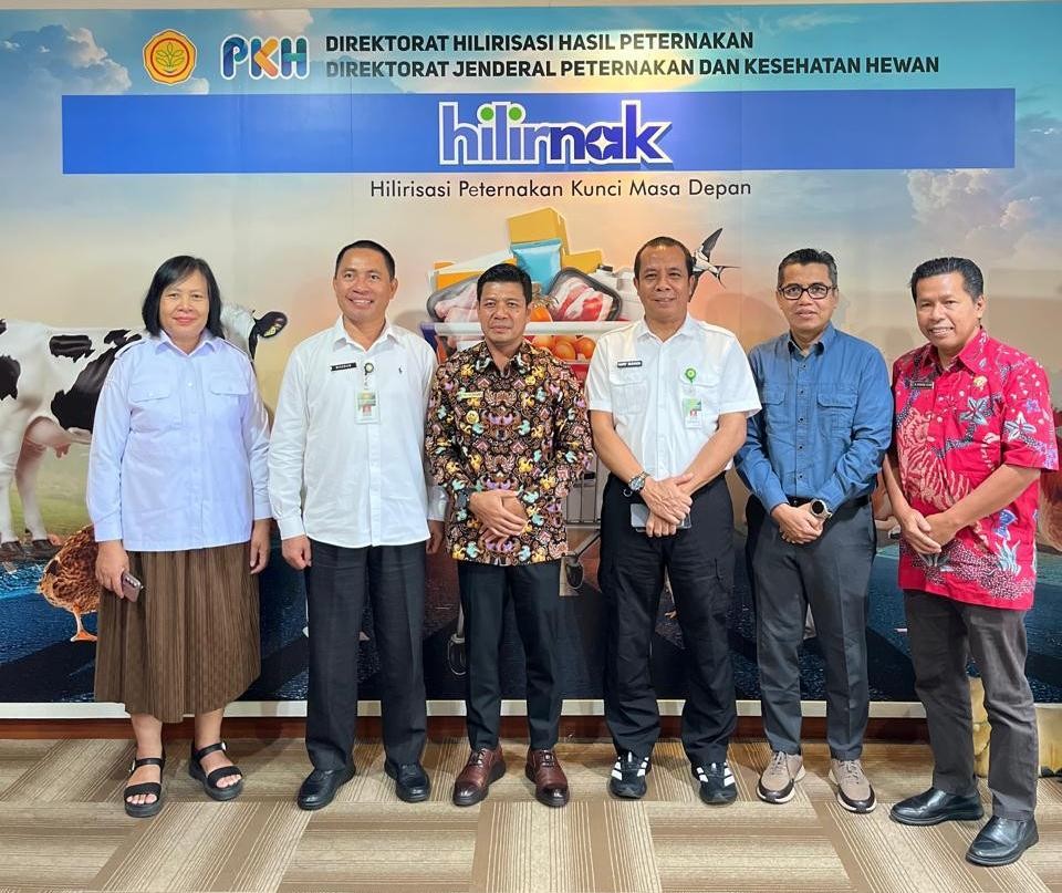 Bupati Dompu Bambang Firdaus (tiga kiri) bersama pejabat lingkup Pemkab Dompu berkunjung ke Kementan, Rabu (4/2).