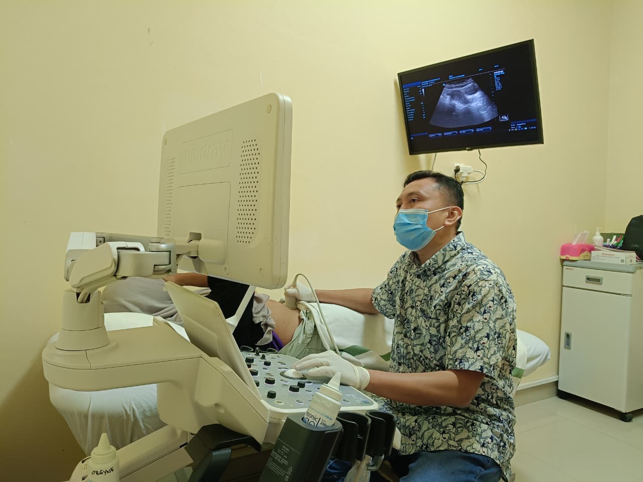 dr Andi Setiawan Tahang, satu-satunya dokter konsultan Ginekologi Remaja dan Anak di Indonesia, berikan penanganan khusus di RS Mandalika NTB.