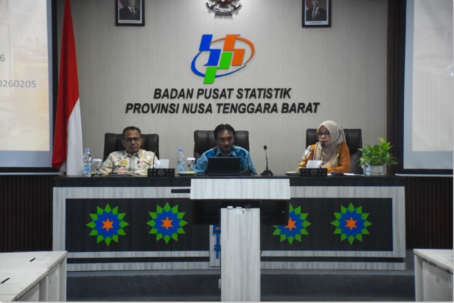 OPTIMISME : Dari kiri; Kepala Dinas Kominfotik NTB sekaligus Juru Bicara Pemprov NTB Ahsanul Khalik dan Kapala BPS NTB Wahyudin saat menyampaikan rilis di Mataram, Kamis (5/2).