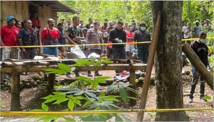 TRAGIS: Polisi dan masyarakat mendatangi TKP tempat ditemukannya jenazah YBR di Kecamatan Jerebuu, NTT pada Kamis (29/1).