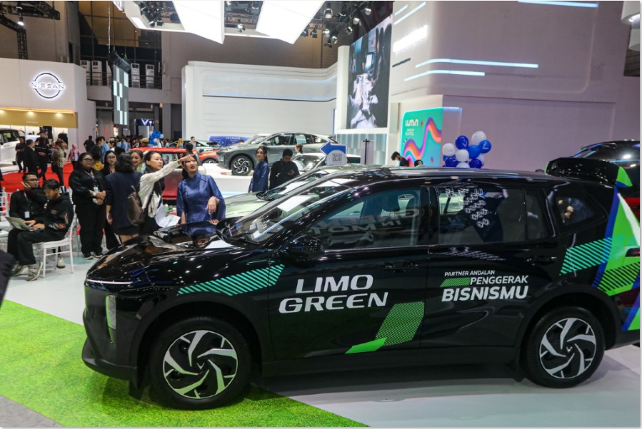 RAMAI: Pengunjung memadati venue pameran mobil pada Indonesia International Motor Show (IIMS) 2026 di JIExpo Kemayoran, Jakarta, Kamis (5/2).