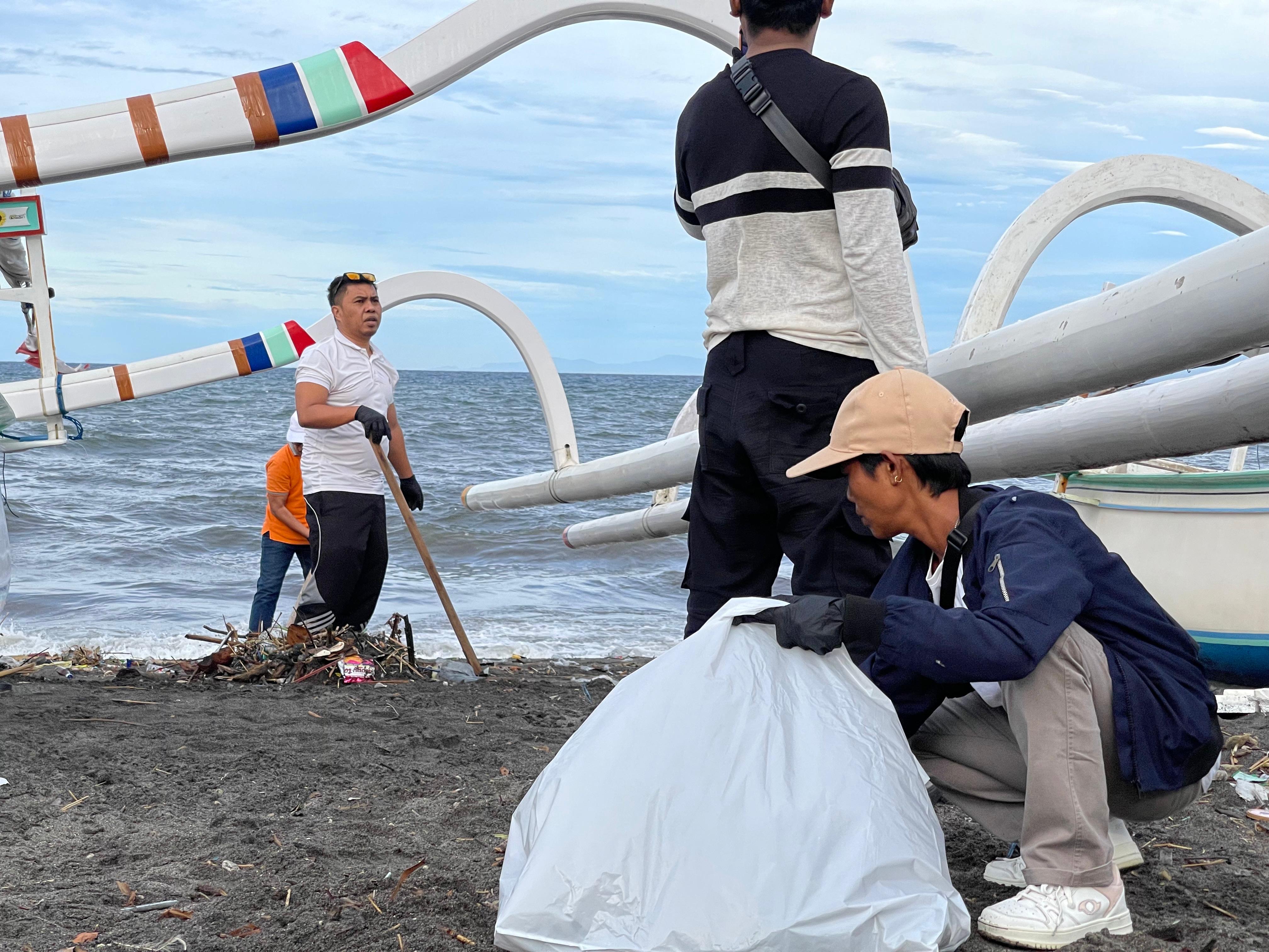 Ketua DPC Partai Gerindra Abd Rachman saat memimpin aksi bersih pantai Tanjung Karang dalam rangka HUT Gerindra ke-18.