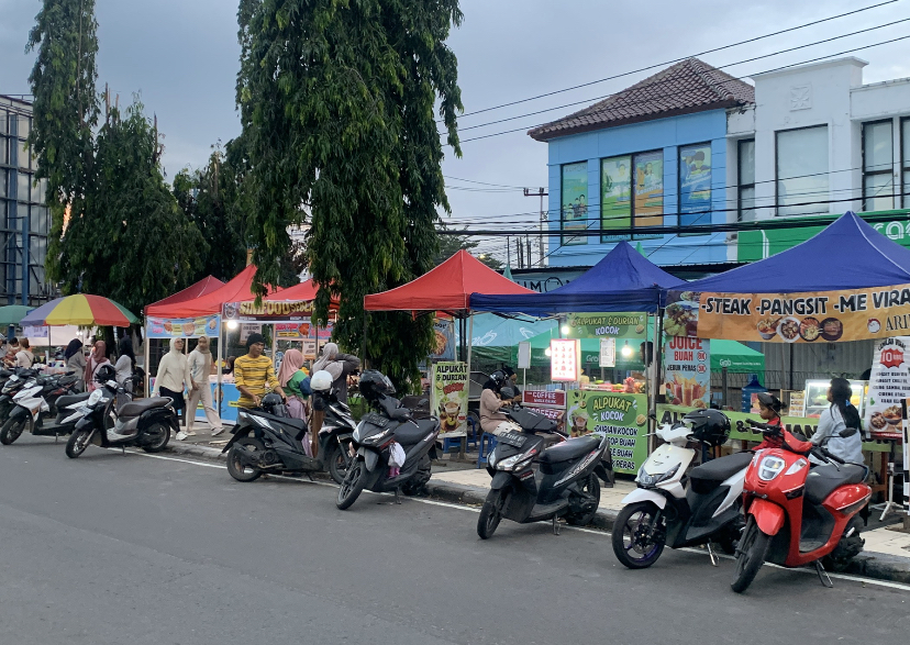 Pedagang Kaki Lima di Jalan Adi Sucipto.