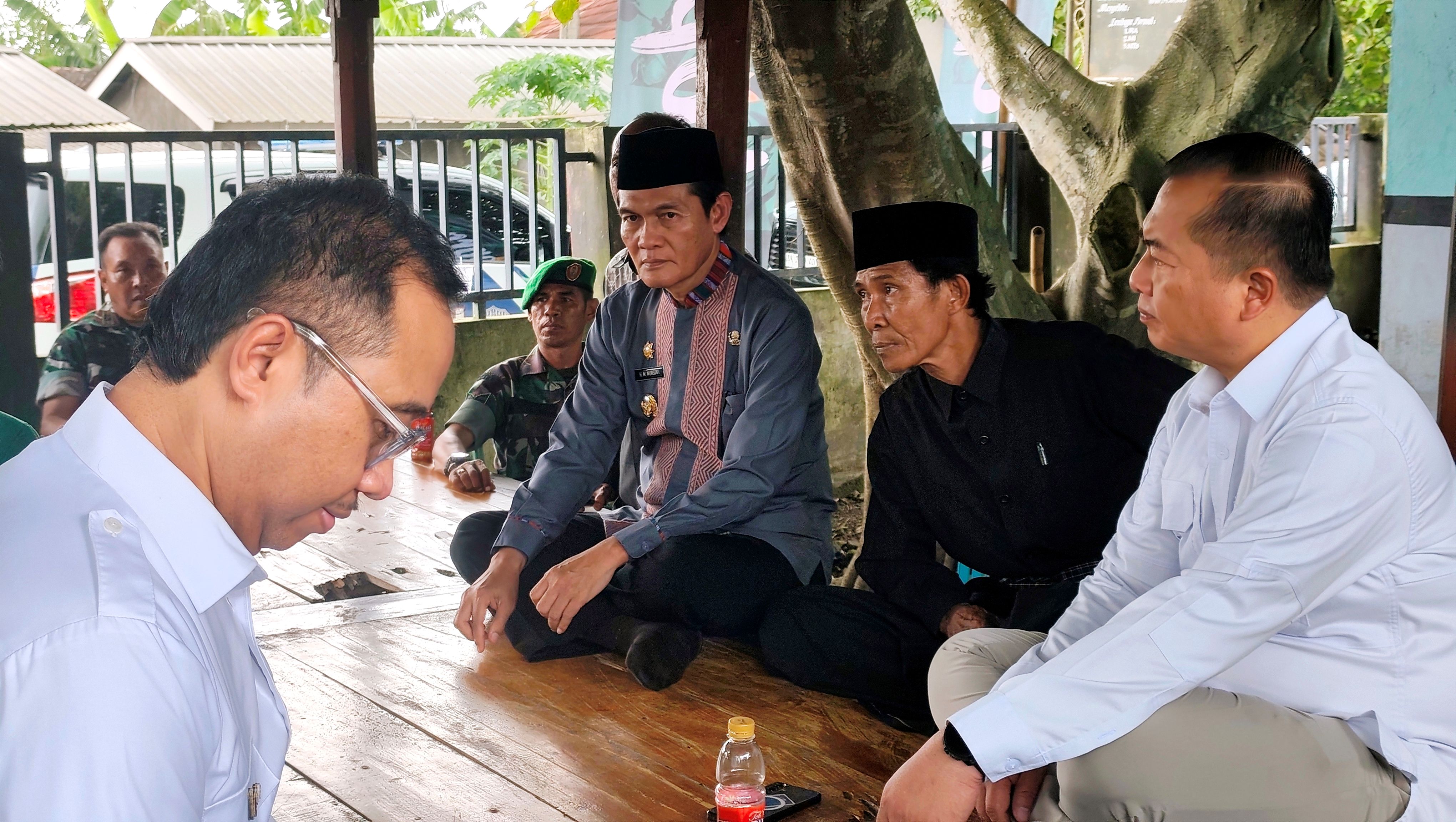 Gubernur NTB Lalu Muhamad Iqbal (kanan) didampingi Wakil Bupati Loteng M Nursiah (tengah) dan Regional CEO Bank Mandiri Bali Nusra, Alexander Jonathan Patty (kiri) di Lombok Tengah