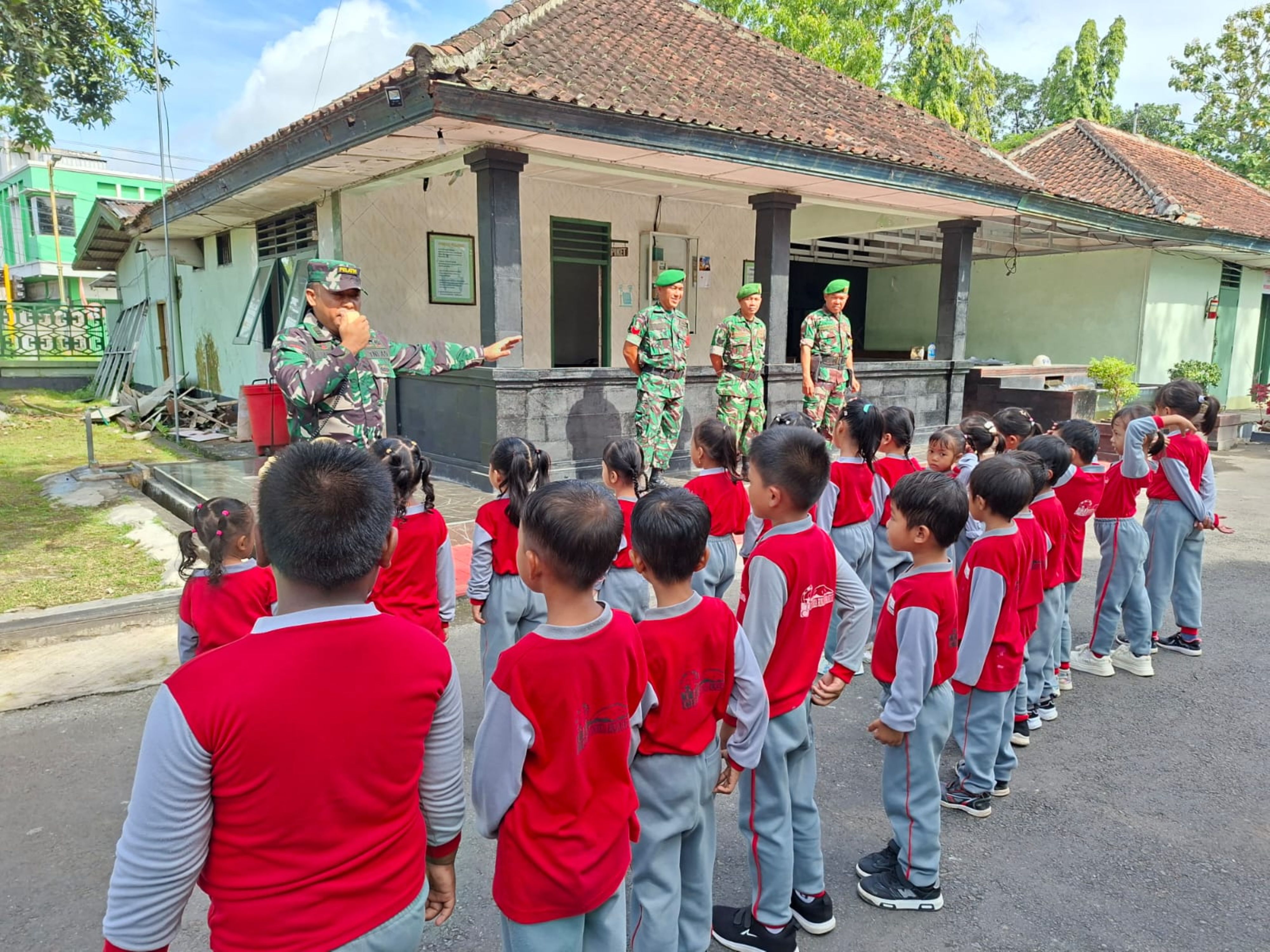 Puluhan anak-anak TK Cendikia Rinjani Mandiri Bunut Baoq berkunjung ke markas Kodim 1620 Lombok Tengah, Kamis (5/2).