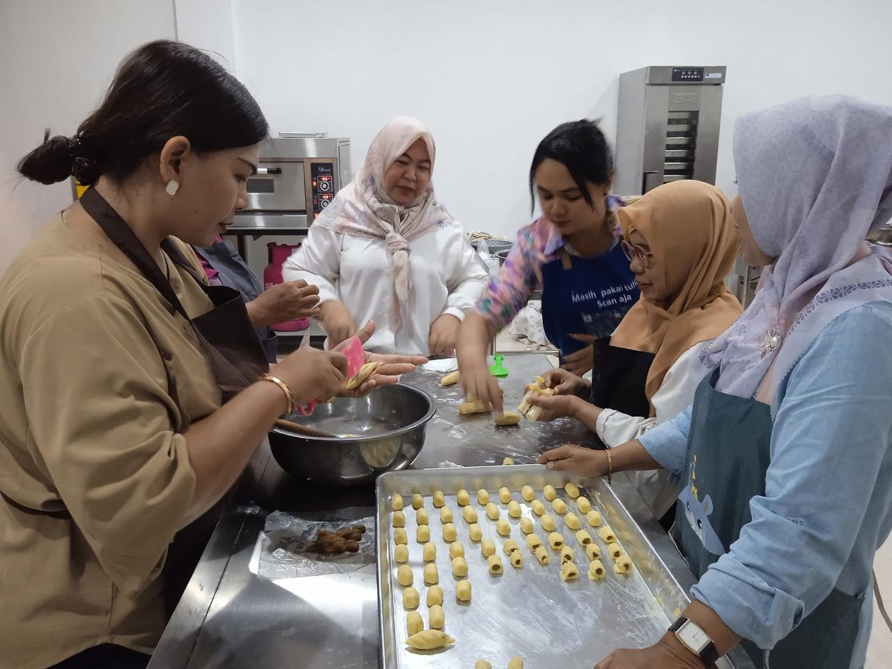 COOKING CLASS: Sejumlah pelaku UMKM NTB yang mengikuti kegiatan cooking class kue kering di PLUT NTB, Kamis (5/2).