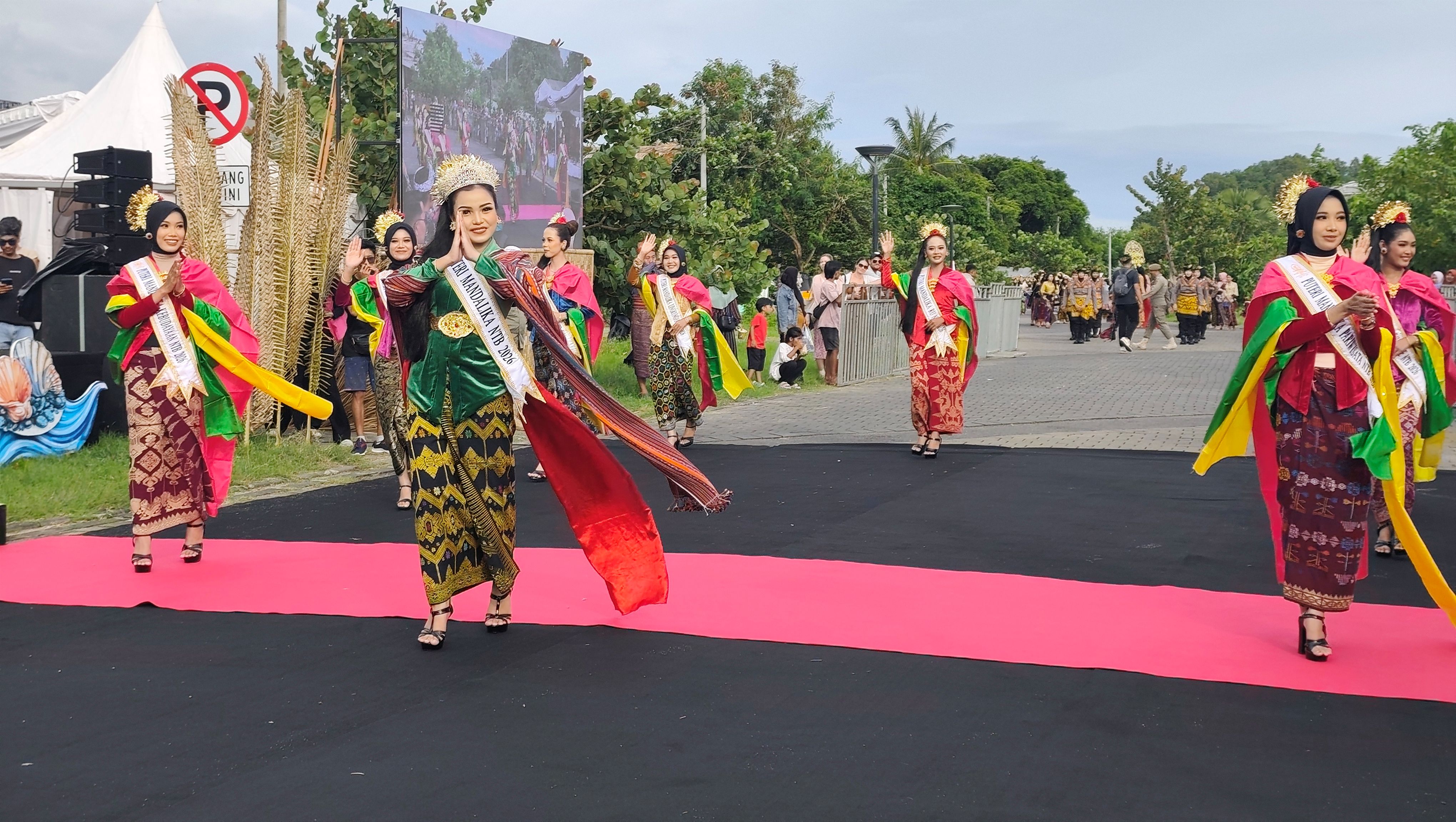 SUKSES DIGELAR: Karnaval Siyu Putri ramaikan kawasan Kuta Beach Park menjelang malam puncak Festival Pesona Bau Nyale, di Desa Kuta, Pujut, Lombok Tengah, Jumat (6/2).