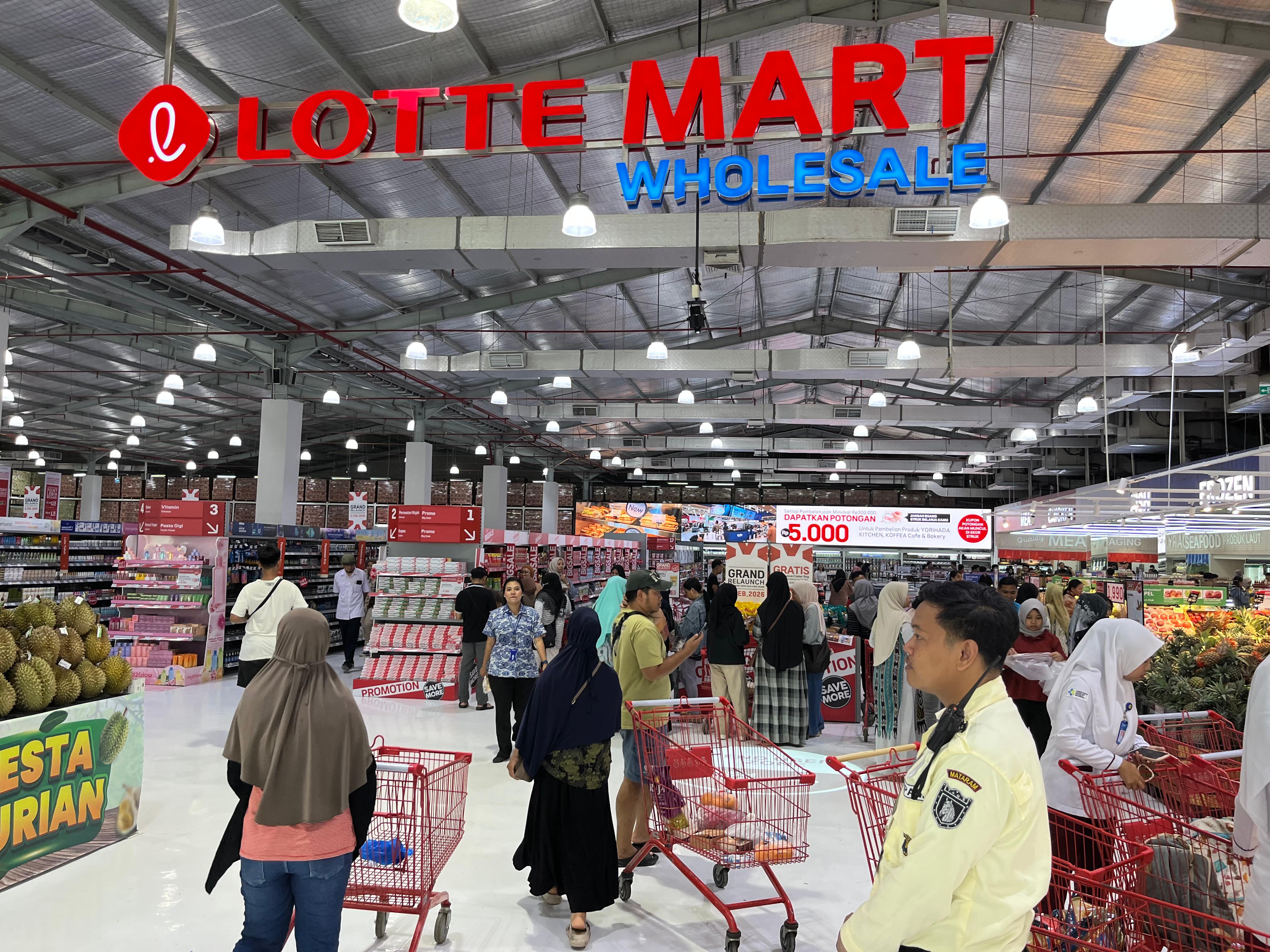 WAJAH BARU: Penampakan wajah baru LOTTE Mart Mataram yang mengadakan grand re-launching, Kamis (5/2).