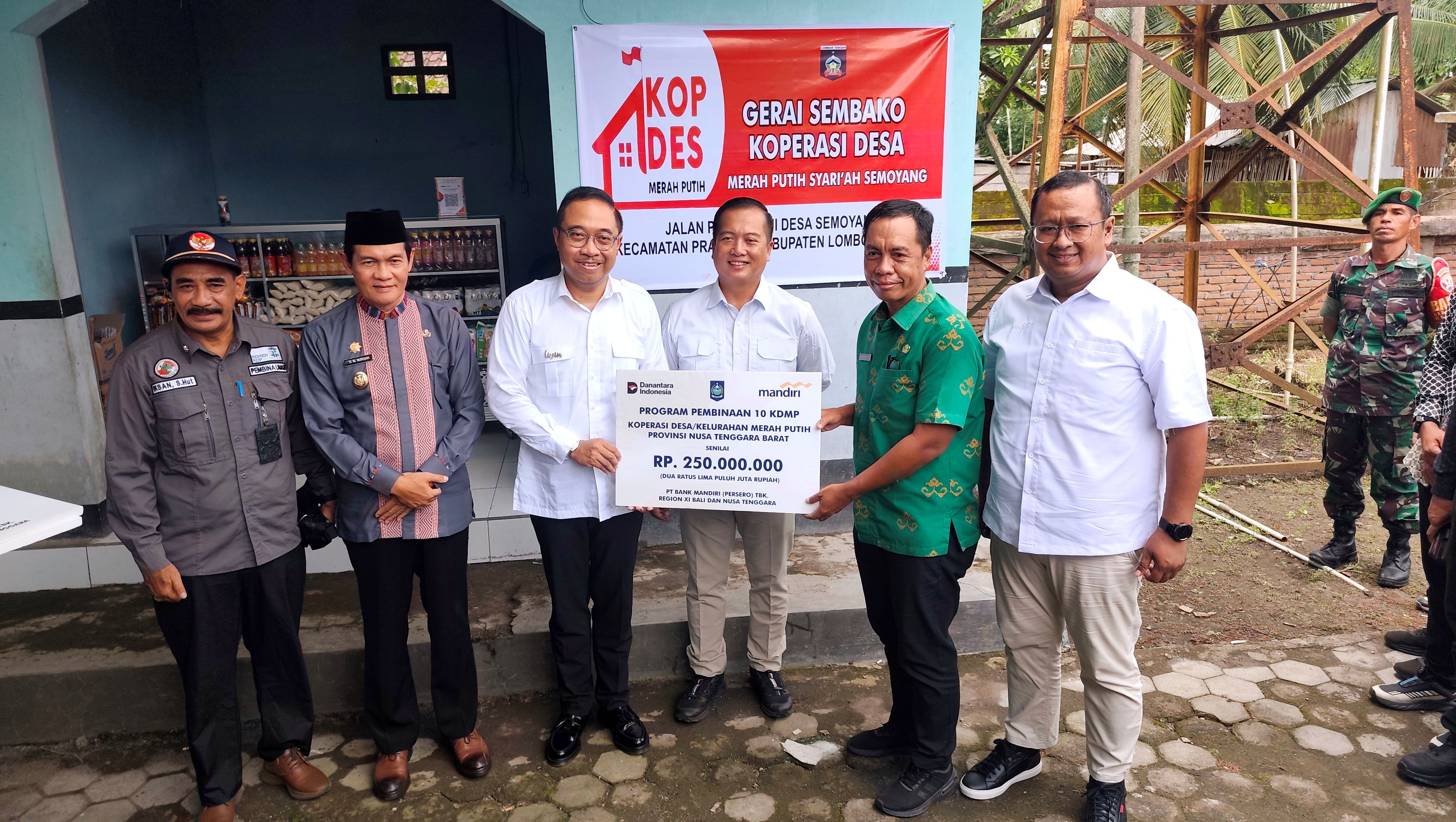 Regional CEO Bank Mandiri Bali Nusra Alexander Jonathan Patty (tiga kiri) menyerahkan secara simbolis dana pembinaan kepada Pemprov NTB untuk 10 KDKMP Percontohan, di Semoyang, Praya Timur , Loteng