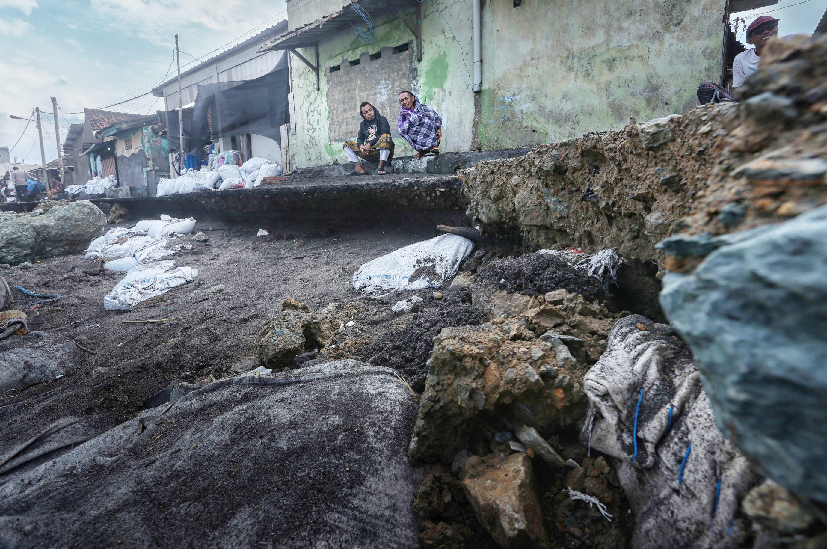 Dua warga miskin di kawasan perkotaan terlihat terdampak abrasi, menggambarkan kerentanan masyarakat miskin terhadap bencana alam di kota, beberapa waktu lalu.