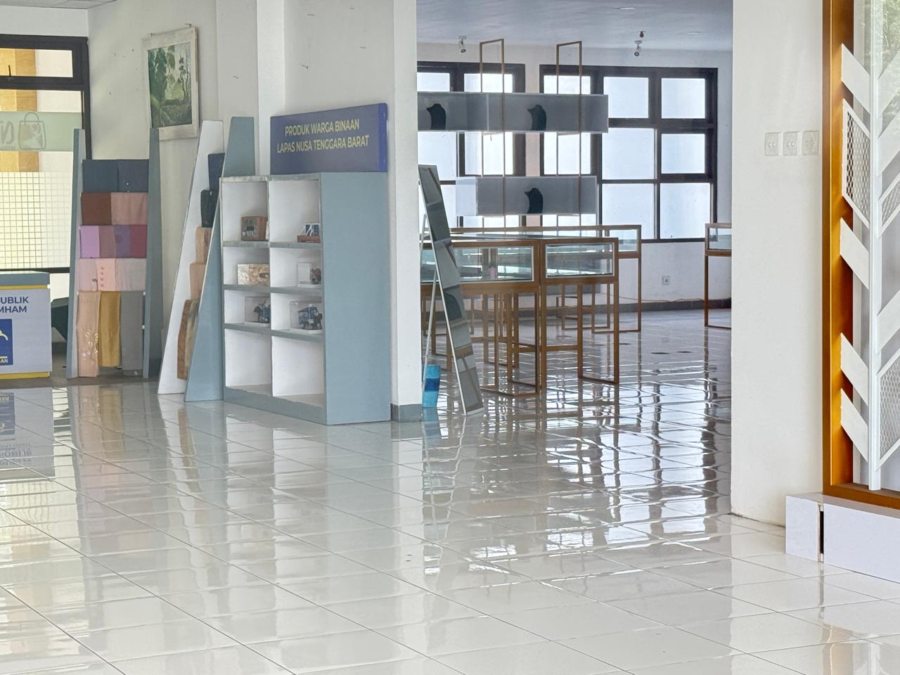 TAK ADA AKTIVITAS: Suasana NTB Mall tampak sepi, tanpa kehadiran ratusan produk UMKM NTB yang biasa memenuhi etalase, Kamis (5/2).