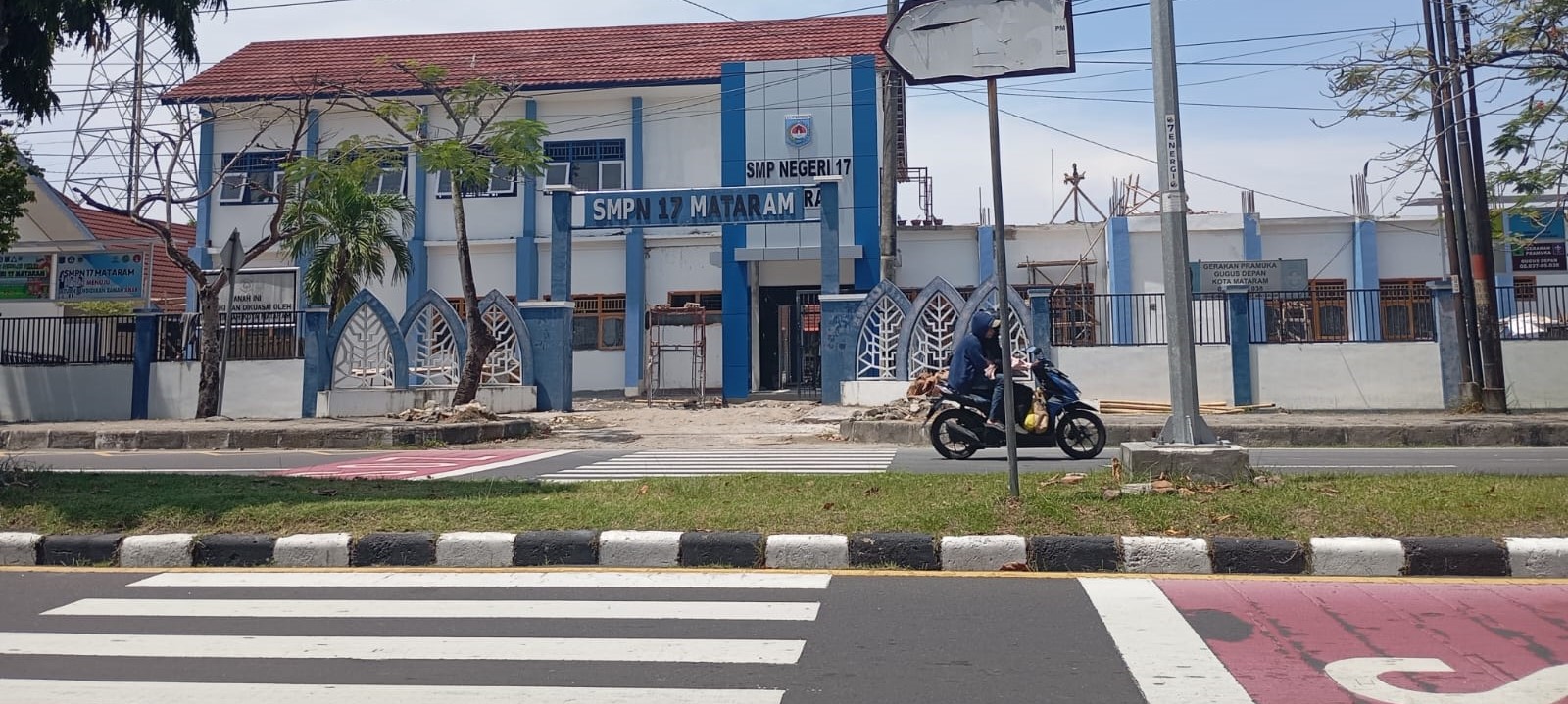 Seorang pengendara melintas di depan SMPN 17 Mataram. Disdik Mataram tahan proyek fisik berskala besar, fokus tuntaskan RKB SMPN 17 Mataram dan SDN 30 Cakranegara.