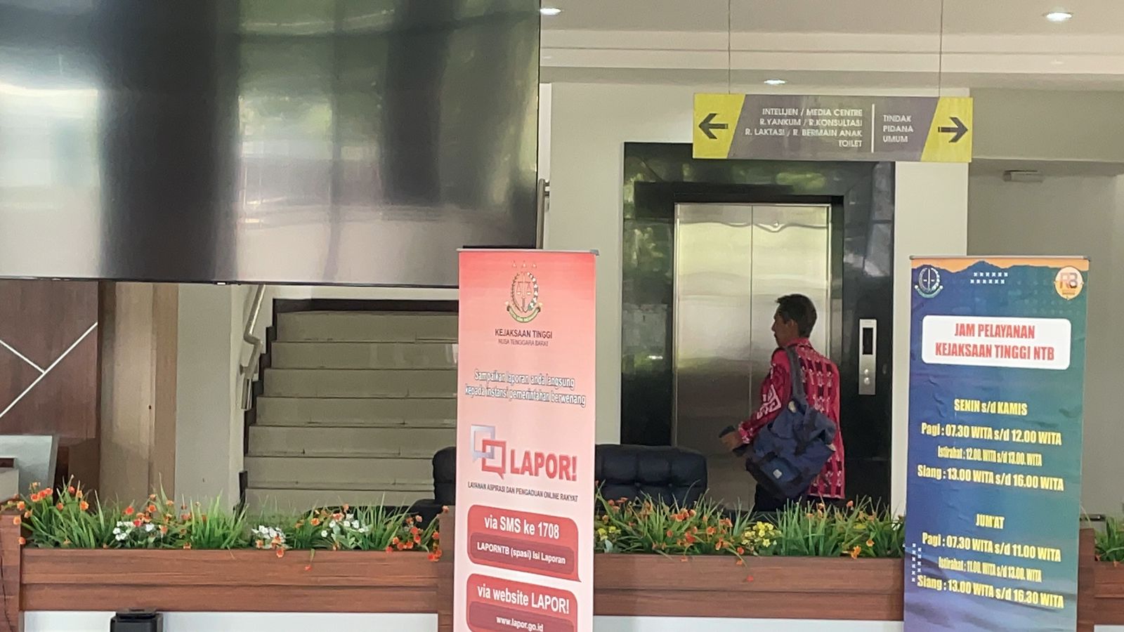 HADIRI PANGGILAN PENYIDIK: Kepsek SMKN 1 Bayan Andi Munif berjalan menuju lift saat hendak diperiksa di Kantor Kejati NTB, Kamis (5/2).