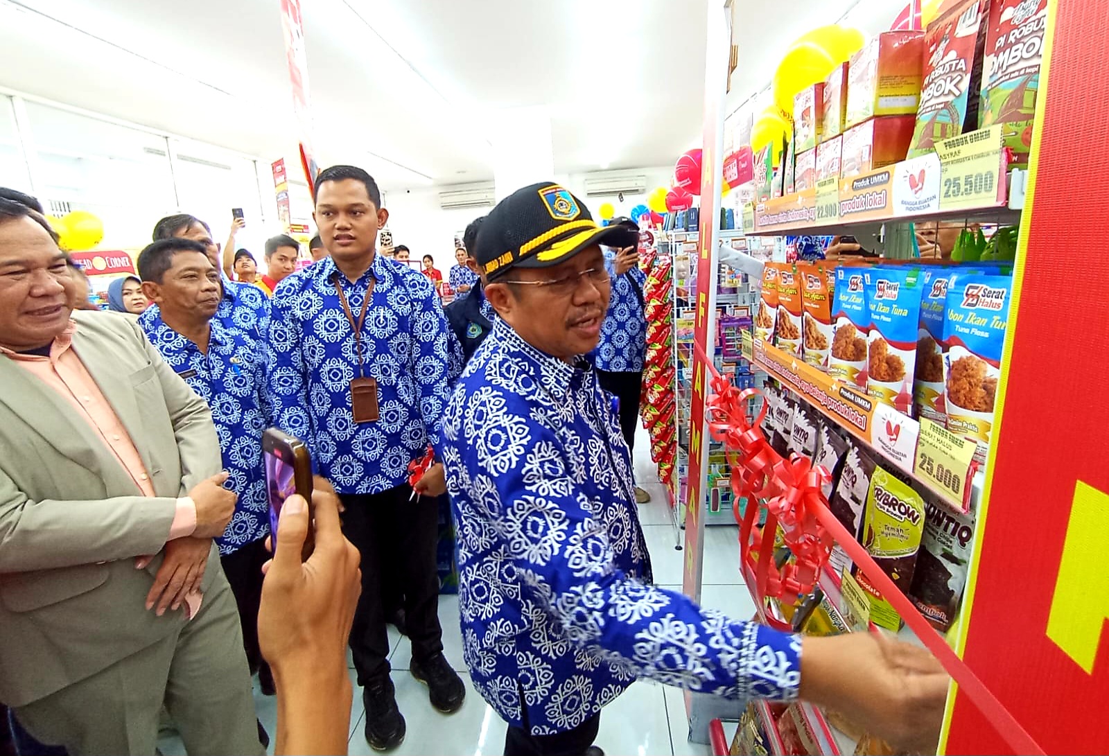 BANTU UMKM: Bupati Lombok Barat Lalu Ahmad Zaini saat mengecek rak bagi UMKM Lokal yang ada di Alfamart Labuapi, Kamis (5/2).